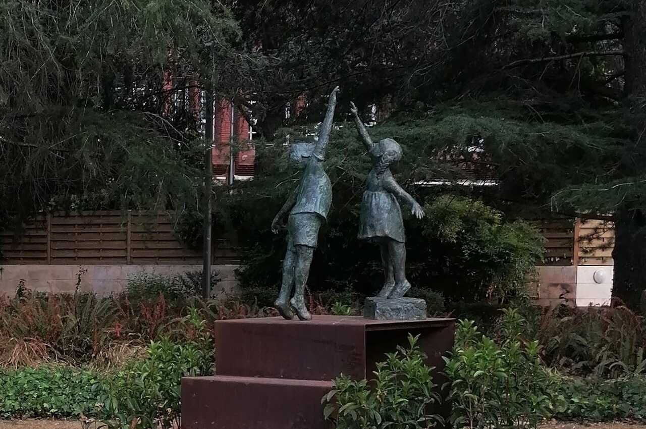L'escultura de Paco Minuesa ha estat víctima d'un acte vandàlic on han robat la lluna. Foto: Cedida