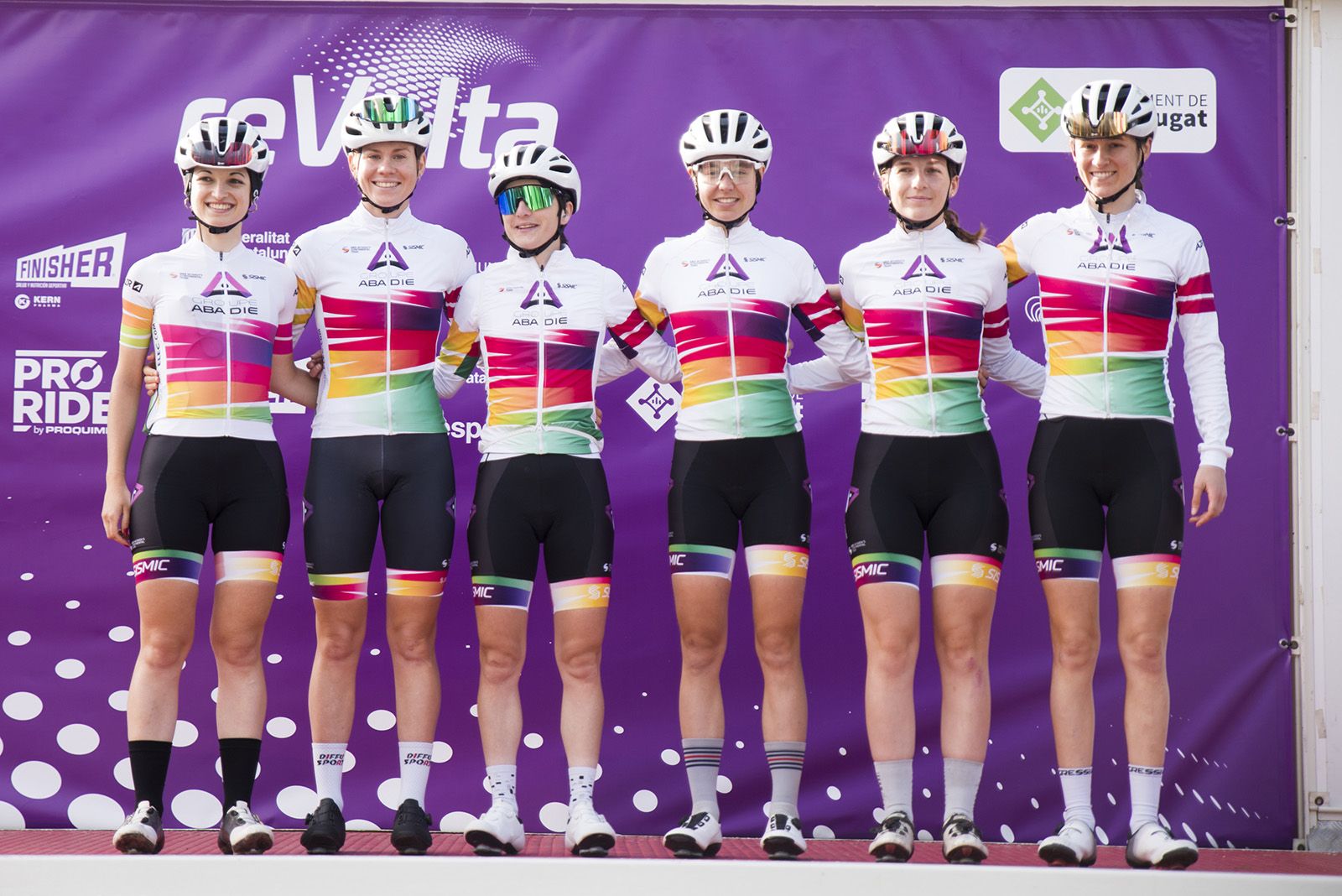 L'equip Team Groupe Abadie, de França, en la 4a reVolta. FOTO: Bernat Millet.