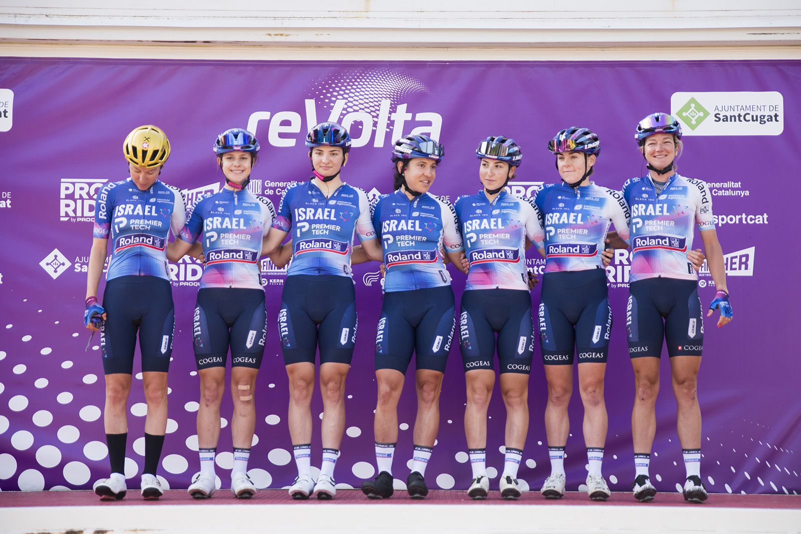 L'equip Israel Premier Tech Roland, d'Israel, en la 4a reVolta. FOTO: Bernat Millet.