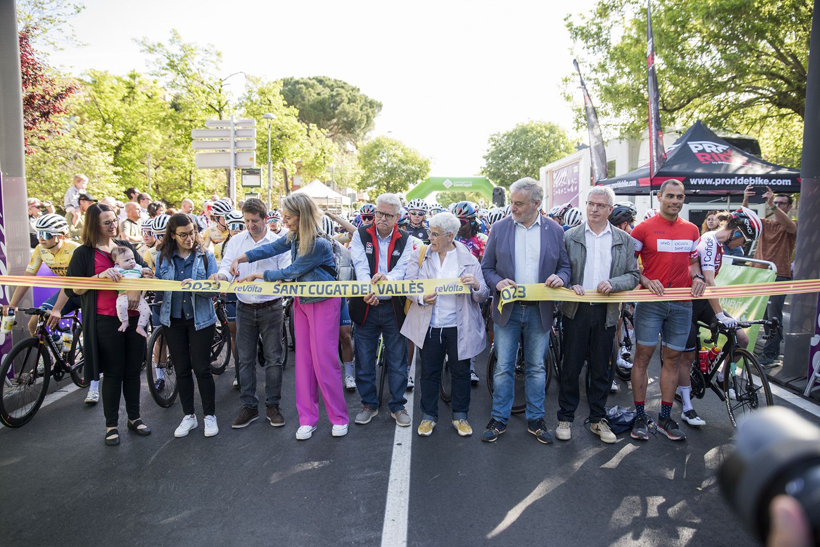 L'alcaldessa de Sant Cugat, Mireia Ingla, ha participat en el tall de cinta de la 4a reVolta. FOTO: Bernat Millet.