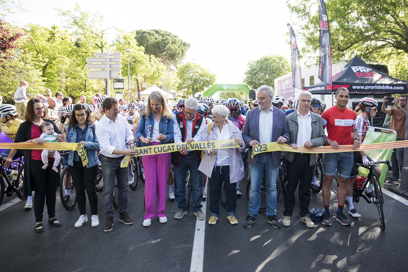 L'alcaldessa de Sant Cugat, Mireia Ingla, ha participat en el tall de cinta de la 4a reVolta. FOTO: Bernat Millet.