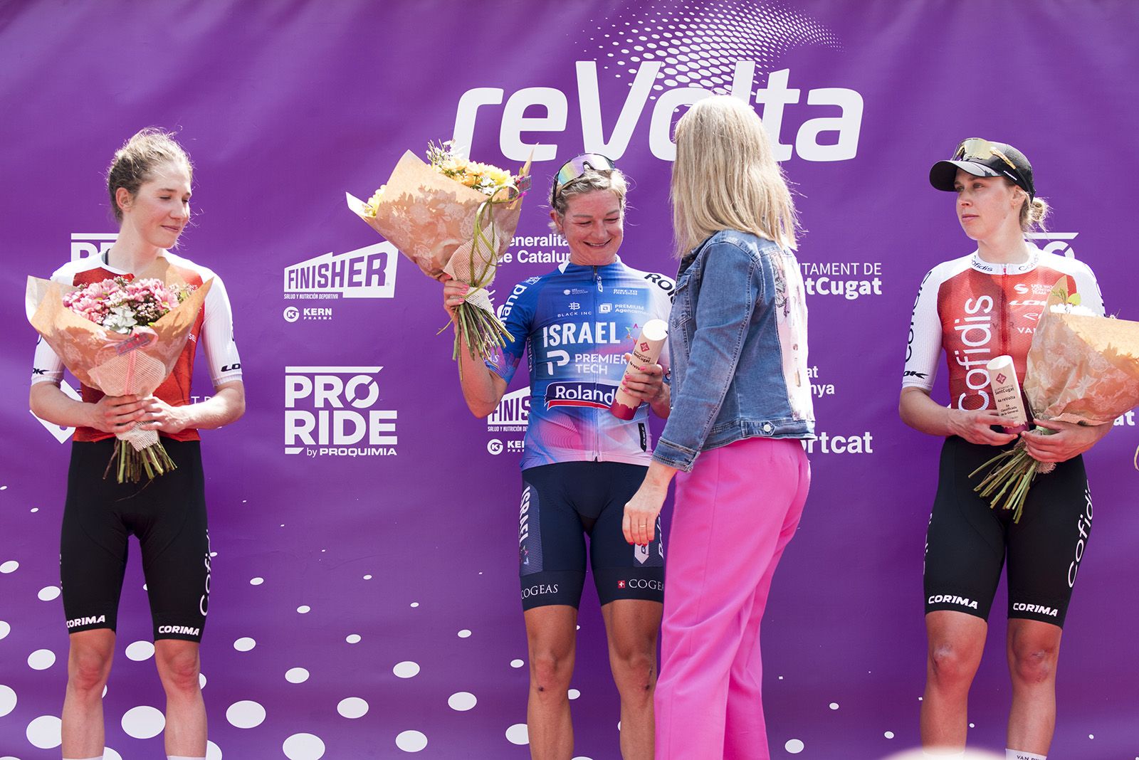 Clara Koppenburg (2a), Claire Steels (vencedora) i Josie Talbot (3a), en el podi de la 4a reVolta. FOTO: Bernat Millet