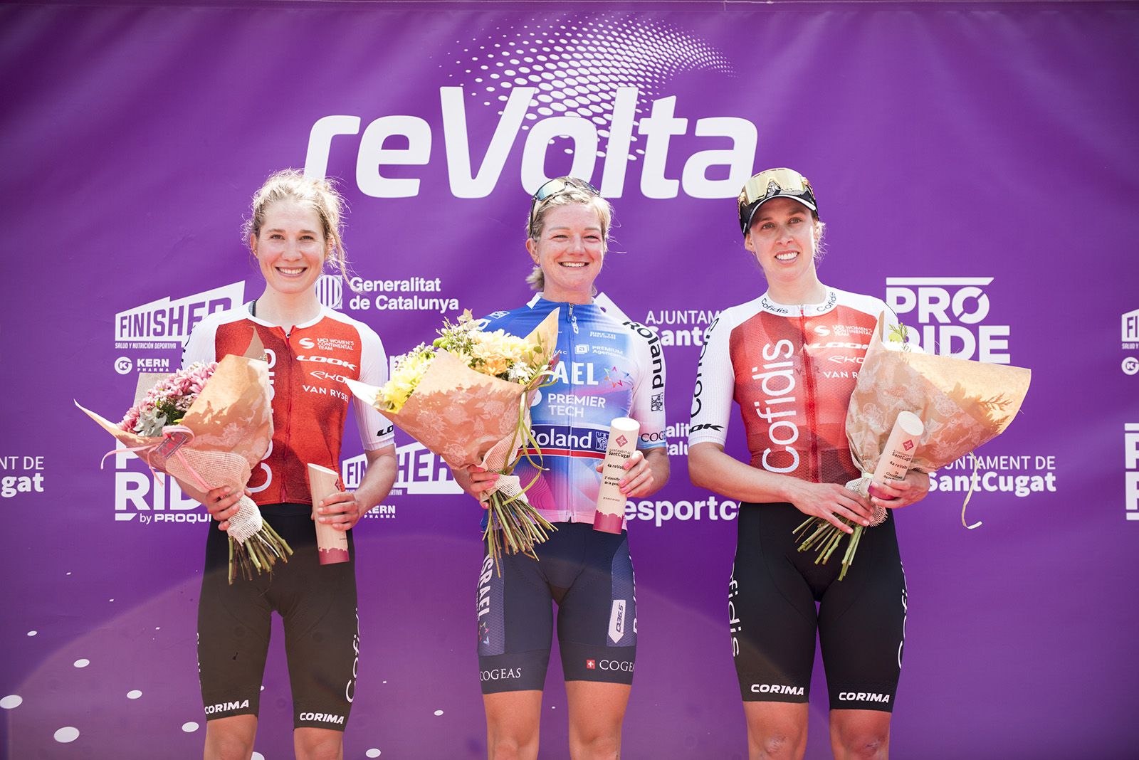 Clara Koppenburg (2a), Claire Steels (vencedora) i Josie Talbot (3a), en el podi de la 4a reVolta. FOTO: Bernat Millet