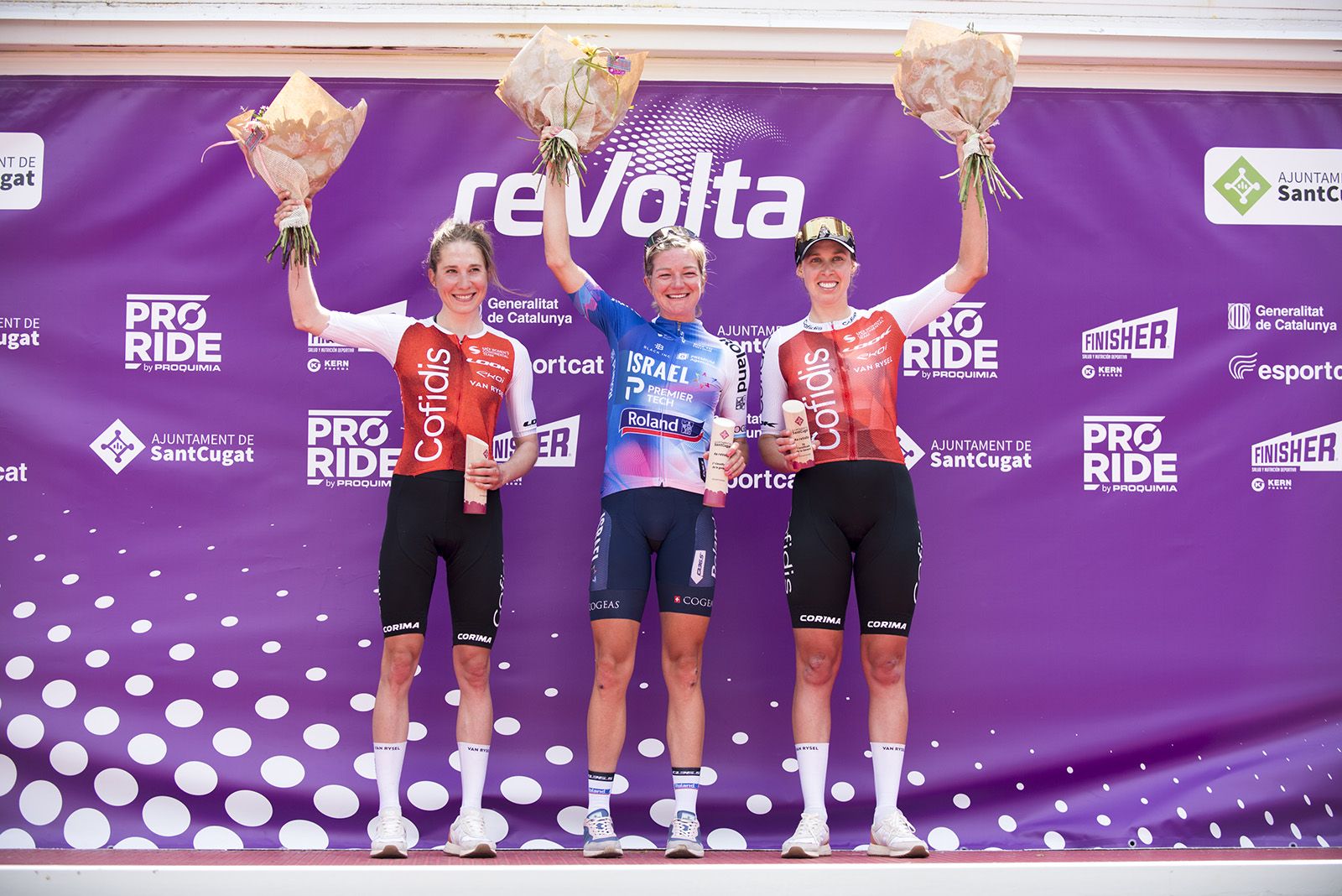 Clara Koppenburg (2a), Claire Steels (vencedora) i Josie Talbot (3a), en el podi de la 4a reVolta. FOTO: Bernat Millet