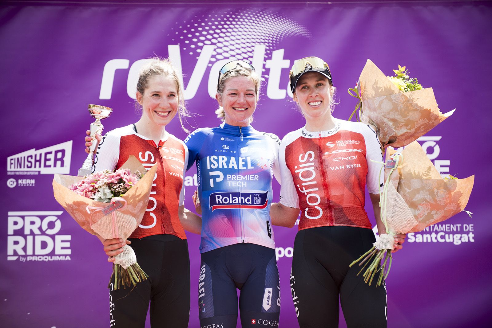 Clara Koppenburg (2a), Claire Steels (vencedora) i Josie Talbot (3a), en el podi de la 4a reVolta. FOTO: Bernat Millet