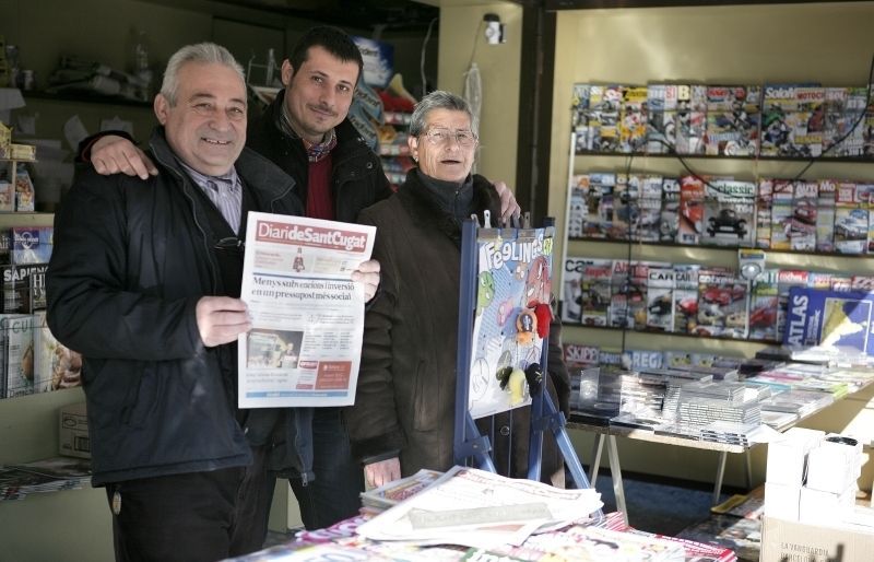 Domingo Fabrès, Àlex Fabrés i Maria Lluïsa Calaivia al quiosc de Can Cadena a Valldoreix en una imatge de fa 10 anys. A. Ribera