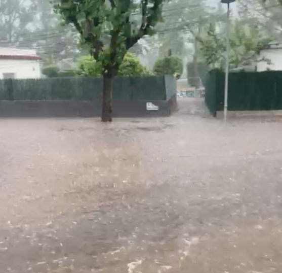 Un carrer inundat a Mira-sol per la pluja. FOTO: Cedida