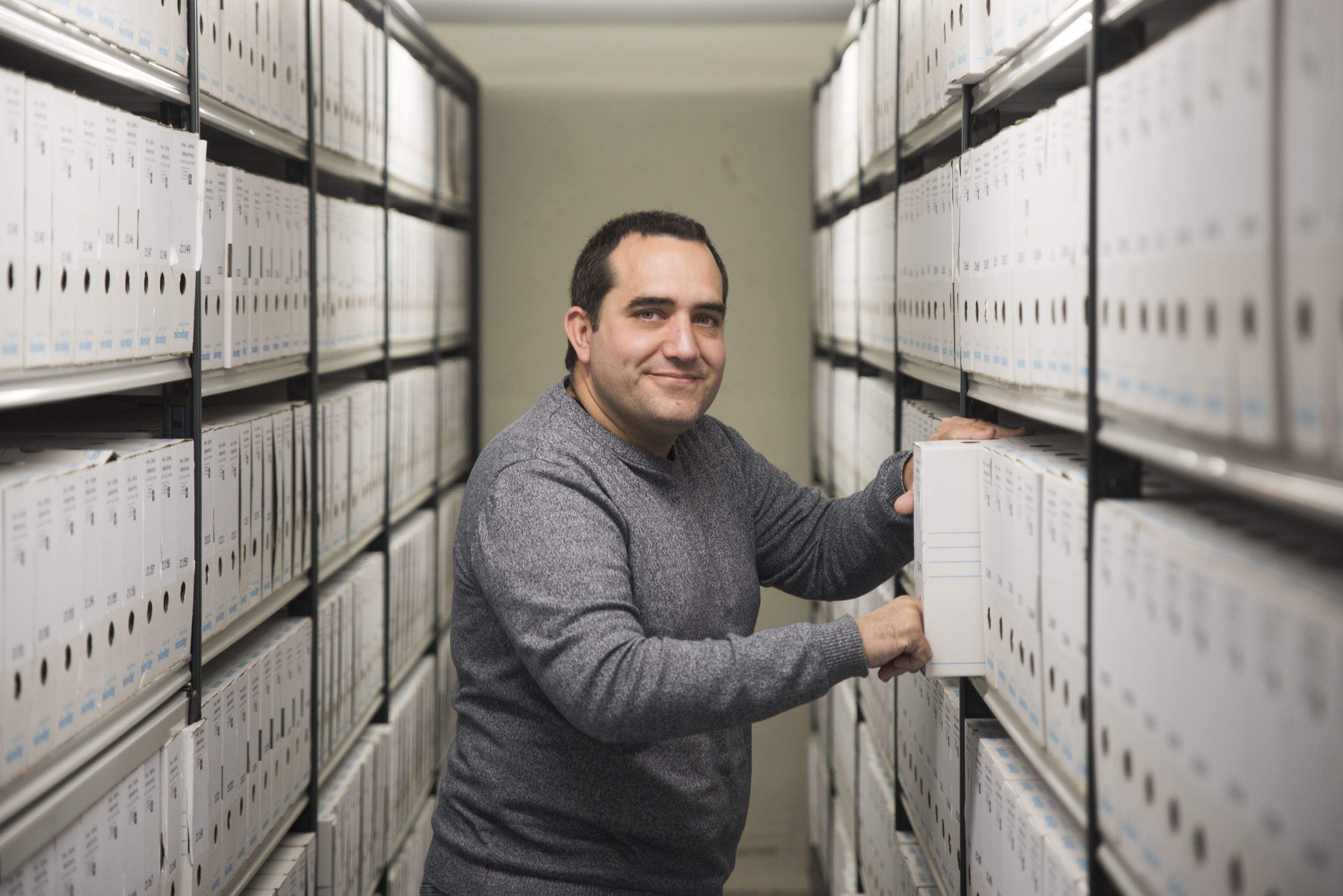 Francesc Giménez, en un dels dipòsits de l'Arxiu Municipal. FOTO: Bernat Millet