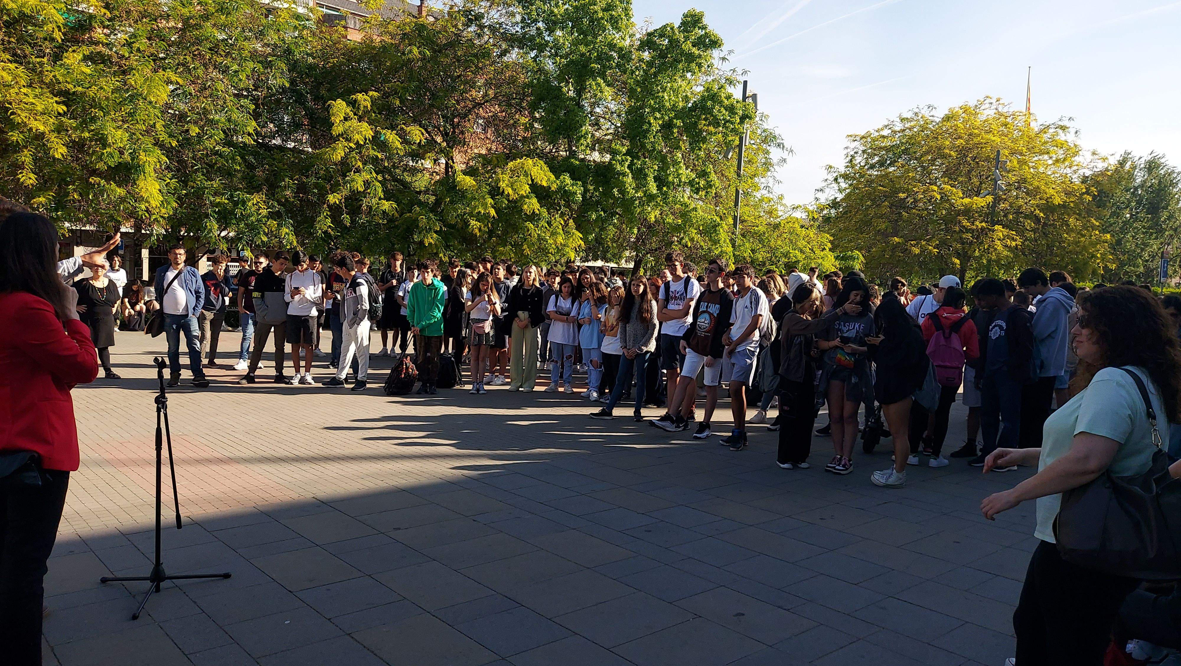 Alumnes d'ESO escoltant la presentació de la primera Jornada Memòria Històrica a Sant Cugat. FOTO: TOT