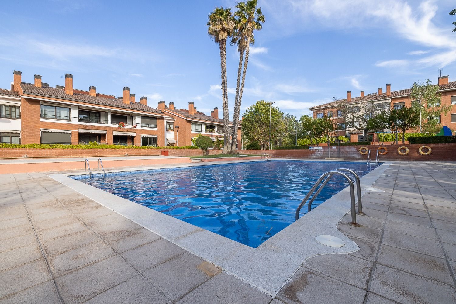 Piscina comunitària del pis de l'Eixample de Sant Cugat de la immobiliària Vivendex. FOTO: Cedida