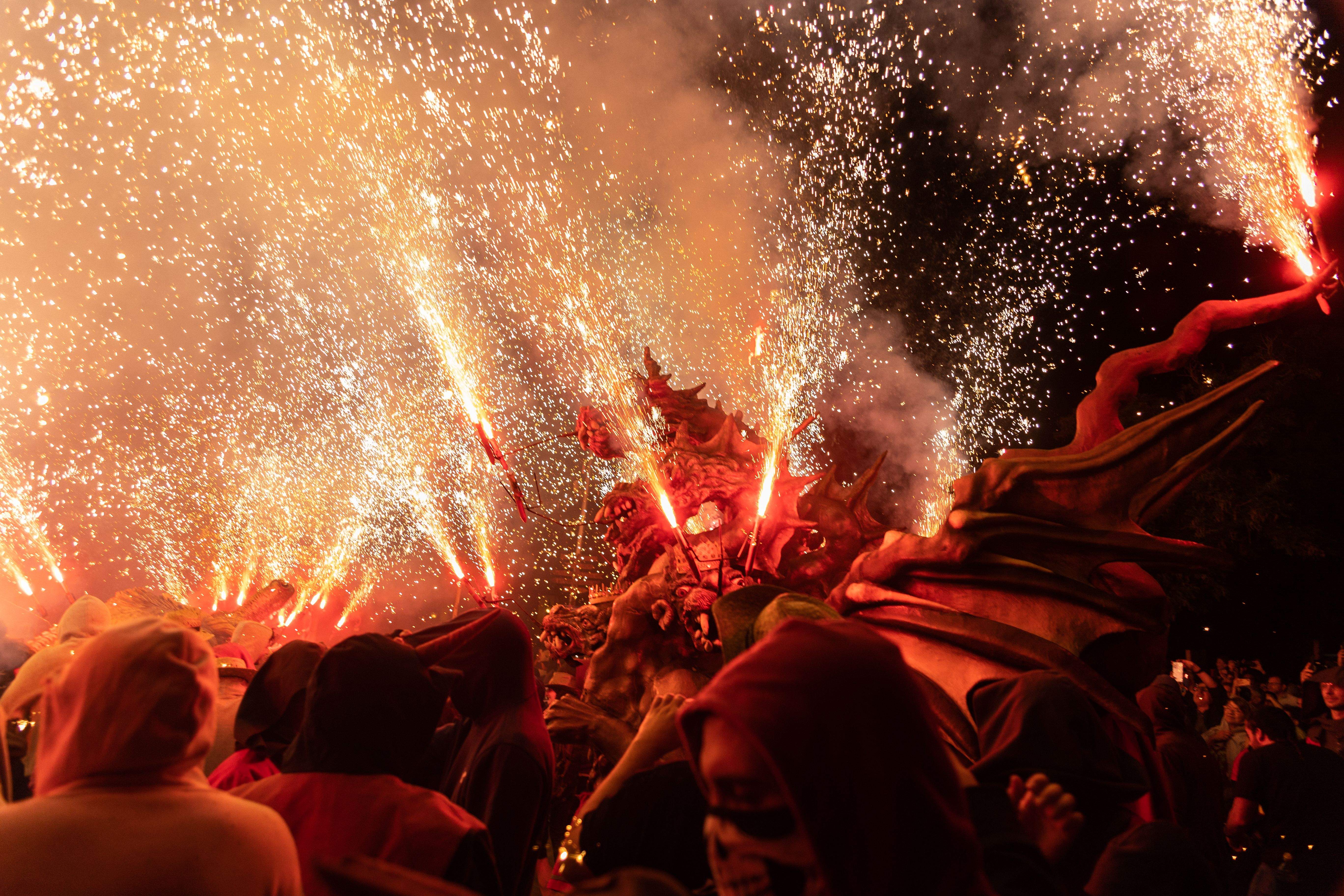 El correfoc de les bèsties i el bany de foc han tancat la segona jornada de l'Encabronada. Foto: Maria Canamasas