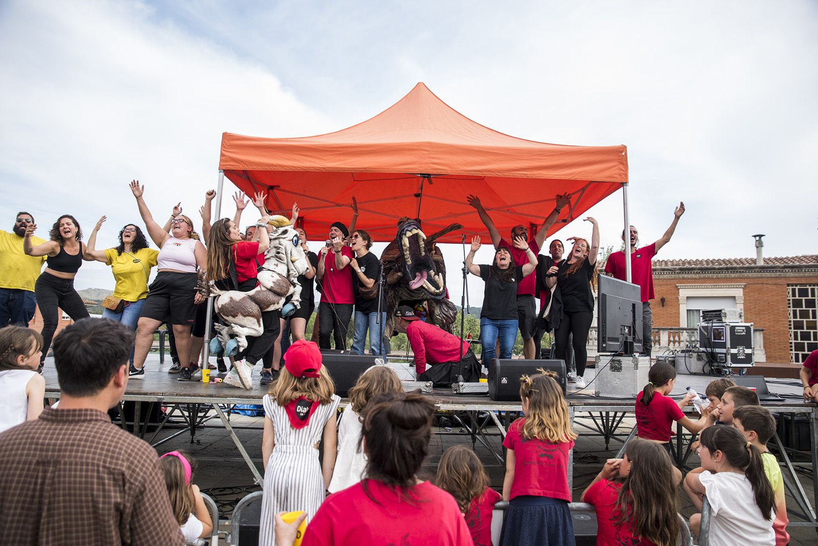 Festa de cloenda amb música punxada/ Karaoke. FOTO: Bernat Millet.