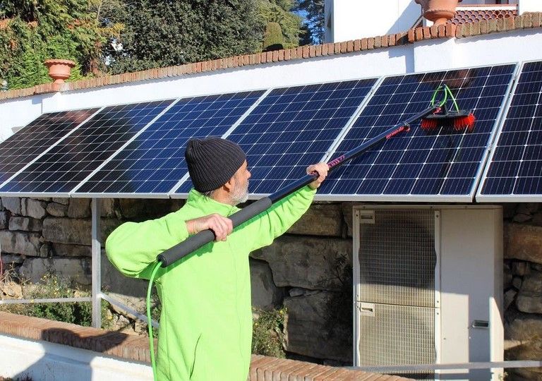 Neteja Solar ofereix un servei professional de neteja de plaques fotovoltaiques. FOTO: Cedida
