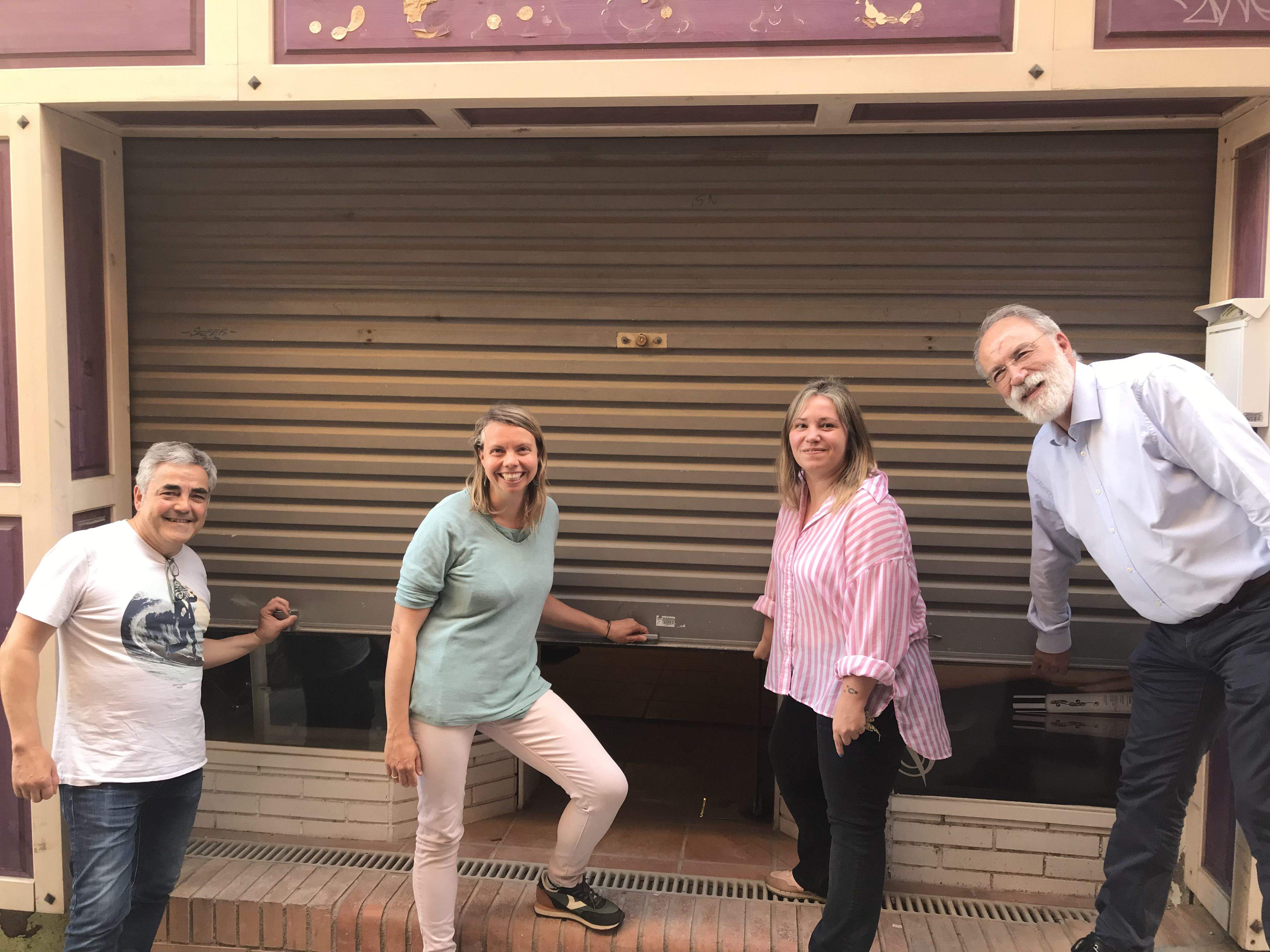 El vicepresident d'òmnium, Manel Garriga, les vocals Laia Carbó i Anna Rigol i el president Jaume Angerri al nou local. FOTO: TOT