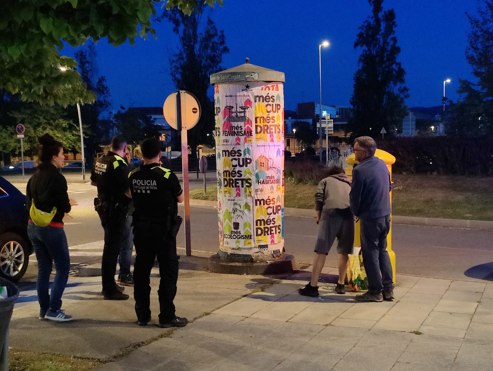 La CUP penjava cartells en una zona habilitada a Coll Favà. FOTO: Cedida