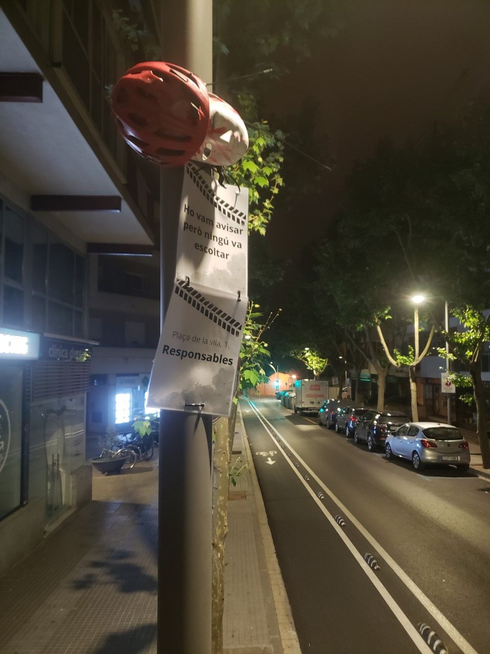 Acció de Defensem el Carril Bici a Sant Cugat a l'avinguda de Lluís Companys. FOTO: Cedida