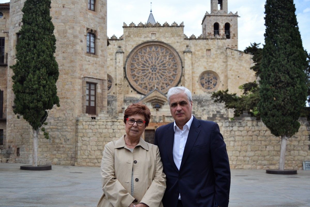 Remei Gómez i Germà Gordó davant del Monestir de Sant Cugat. FOTO: Víctor elCugatenc