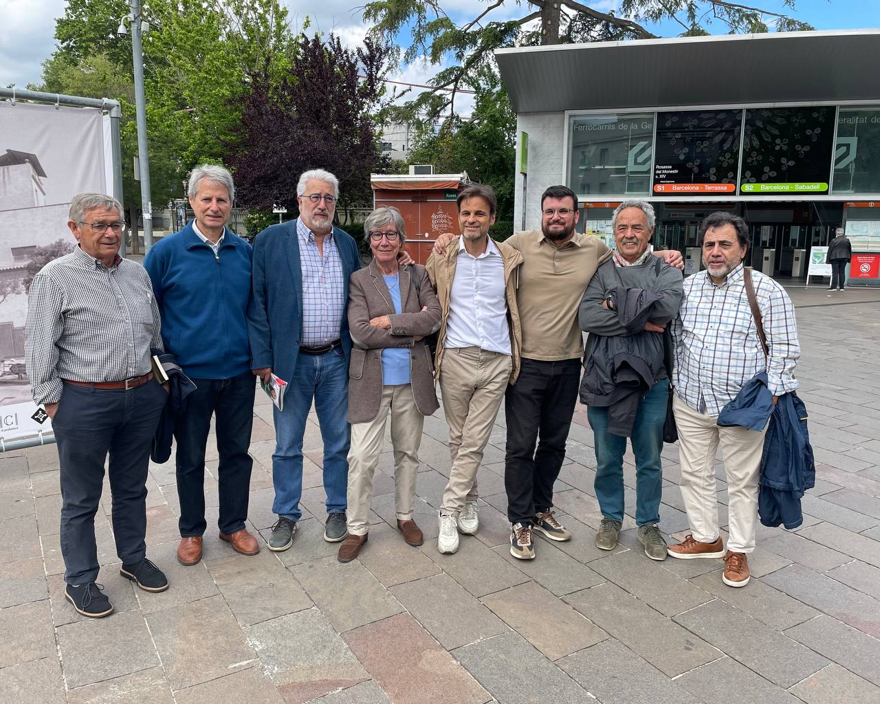 El president del grup confederal d'Unidas Podemos al Congrés dels Diputats, Jaume Asens (4t per la dreta) i l'alcaldable per En Comú Podem Sant Cugat, Ramon Gutiérrez (3r per la dreta), amb candidats i simpatitzants de la llista electoral de la formació política. FOTO: Cedida