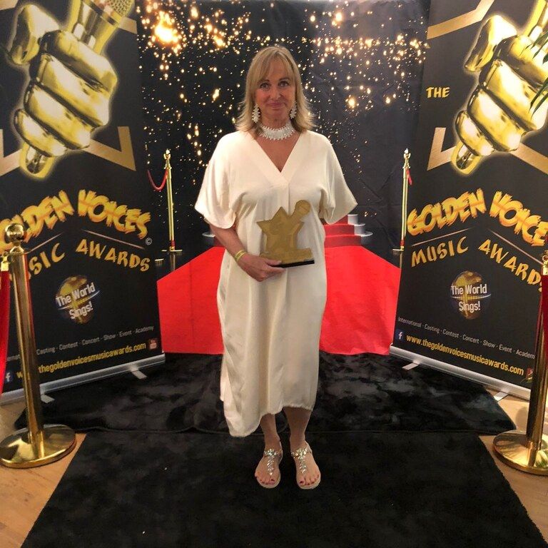  Andrea Fàbregues amb el trofeu del concurs Golden Voices Music FOTO: Cedida