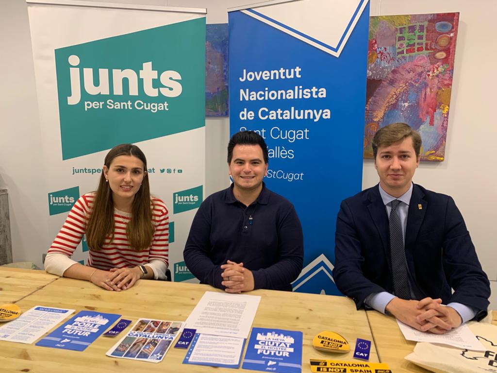 Mireia Ferrer, Àngel Segura i Josep Arcas, de la Joventut Nacionalista de Catalunya, d'esquerra a dreta. FOTO: Nielo Ballart