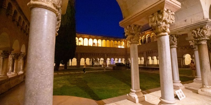 El Claustre de Sant Cugat per la nit. Foto: Ajuntament