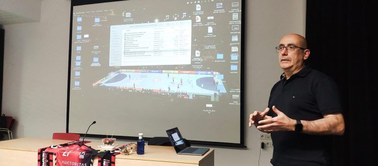 Jordi Ribera en un col·loqui per als socis i jugadors de l'Handbol Sant Cugat. FOTO: Nielo Ballart