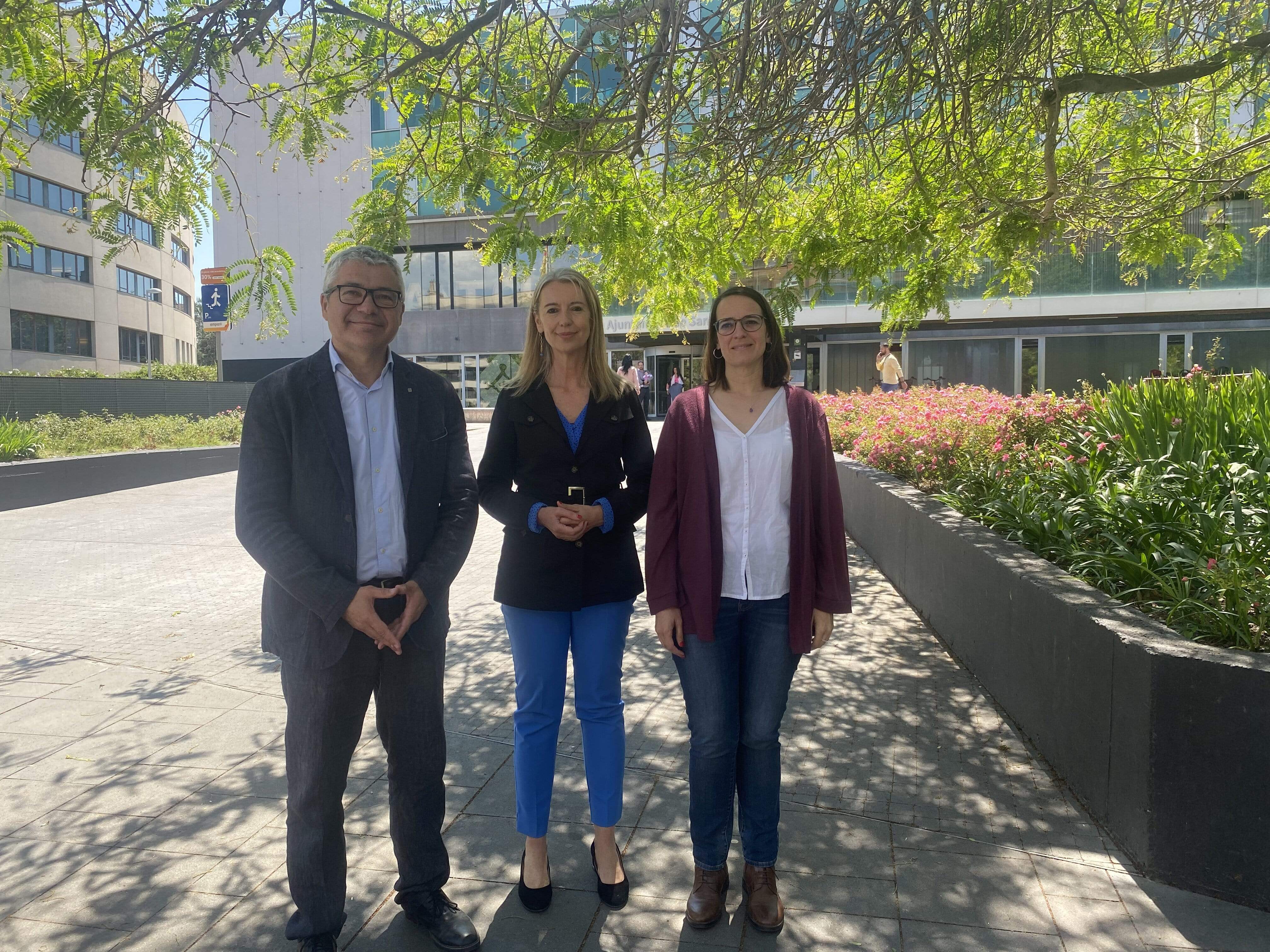 Oriol Amorós, Mireia Ingla i Gemma Aristoy davant de l'Ajuntament de Sant Cugat. FOTO: Jan Romaní