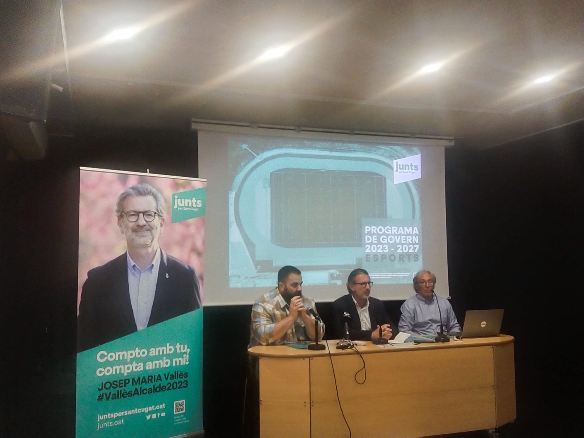 Eloi Rovira, Josep Maria Vallès i Albert Mendoza, d'esquerra a dreta, en la presentació de propostes en l'àmbit esportiu de Junts per Sant Cugat. FOTO: TOT