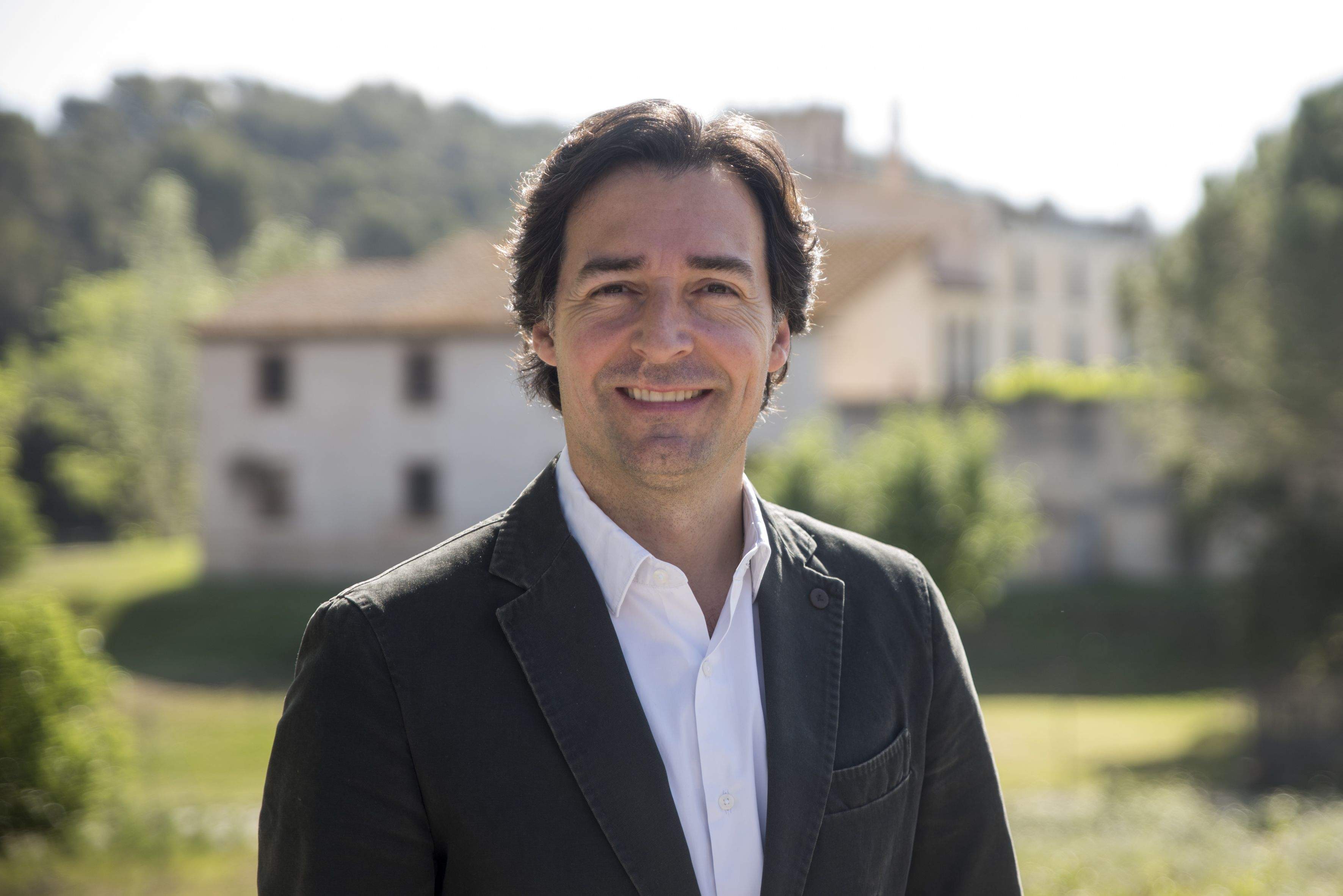 Álvaro Benejam a Can Trabal, barri on viu i del que diu està deixat per part de l'Ajuntament FOTO: Bernat Milet 