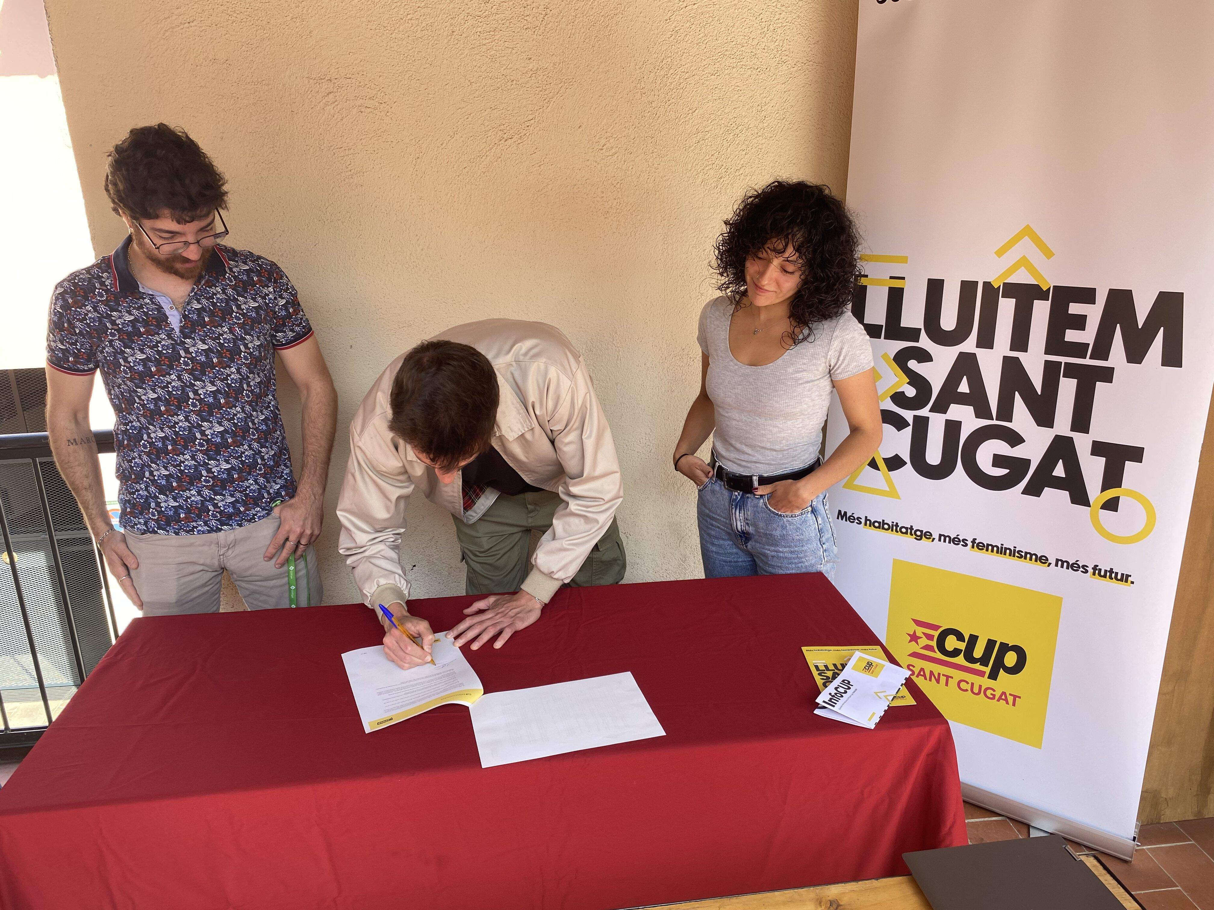 El cap de llista de la CUP, Marco Simaro, signa el Codi Ètic. FOTO: Jan Romaní