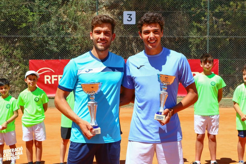 Nikolás Sánchez, a l'esquerra, va guanyar la final de l'ITF Tennis World Tour del Club Esportiu Valldoreix a Àlex Martí, dreta. FOTO: EMD Valldoreix