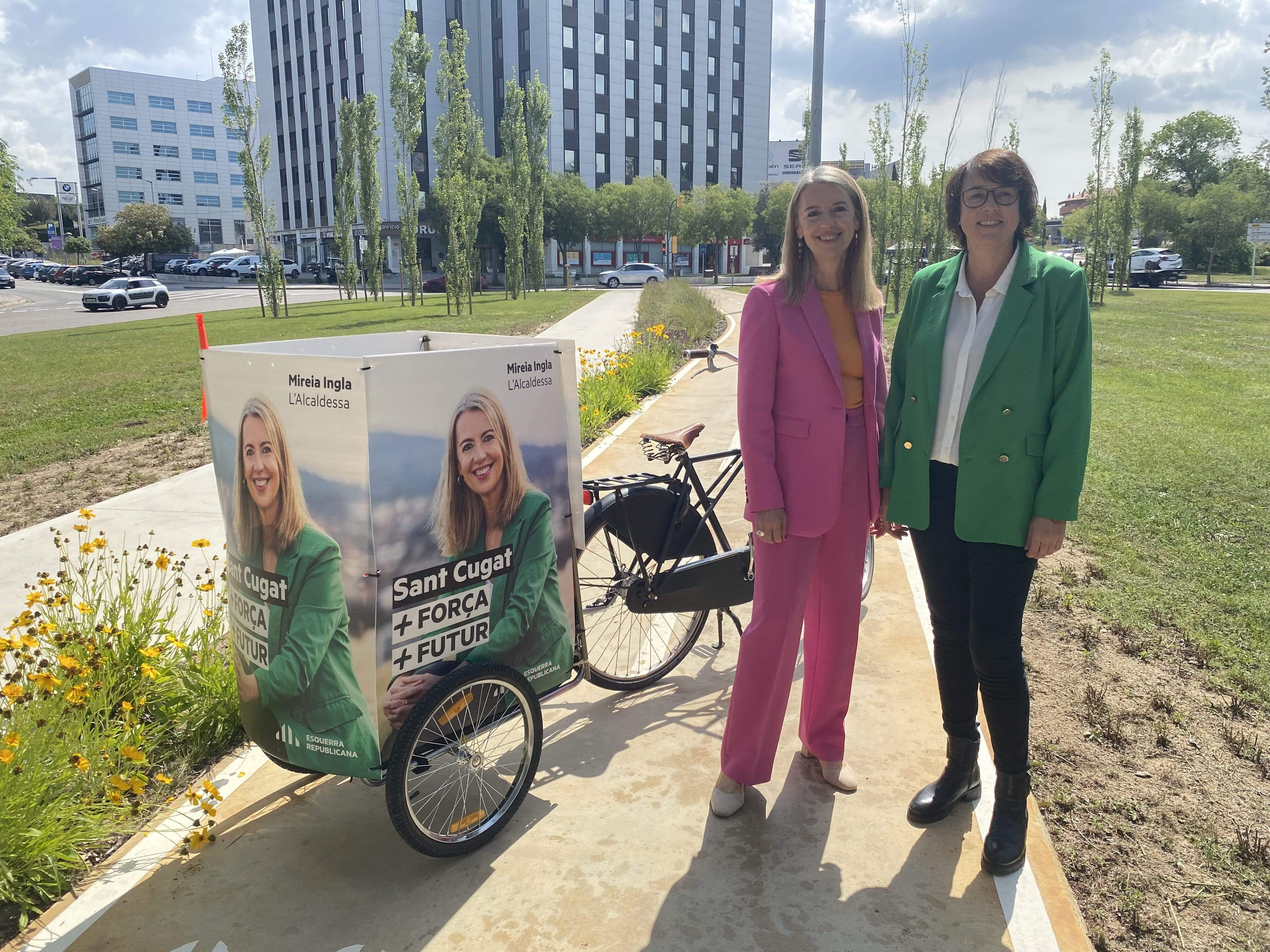 Mireia Ingla i Diana Riba en un acte de campanya a la rotonda de l'Hipòdrom de Sant Cugat. FOTO: Jan Romaní