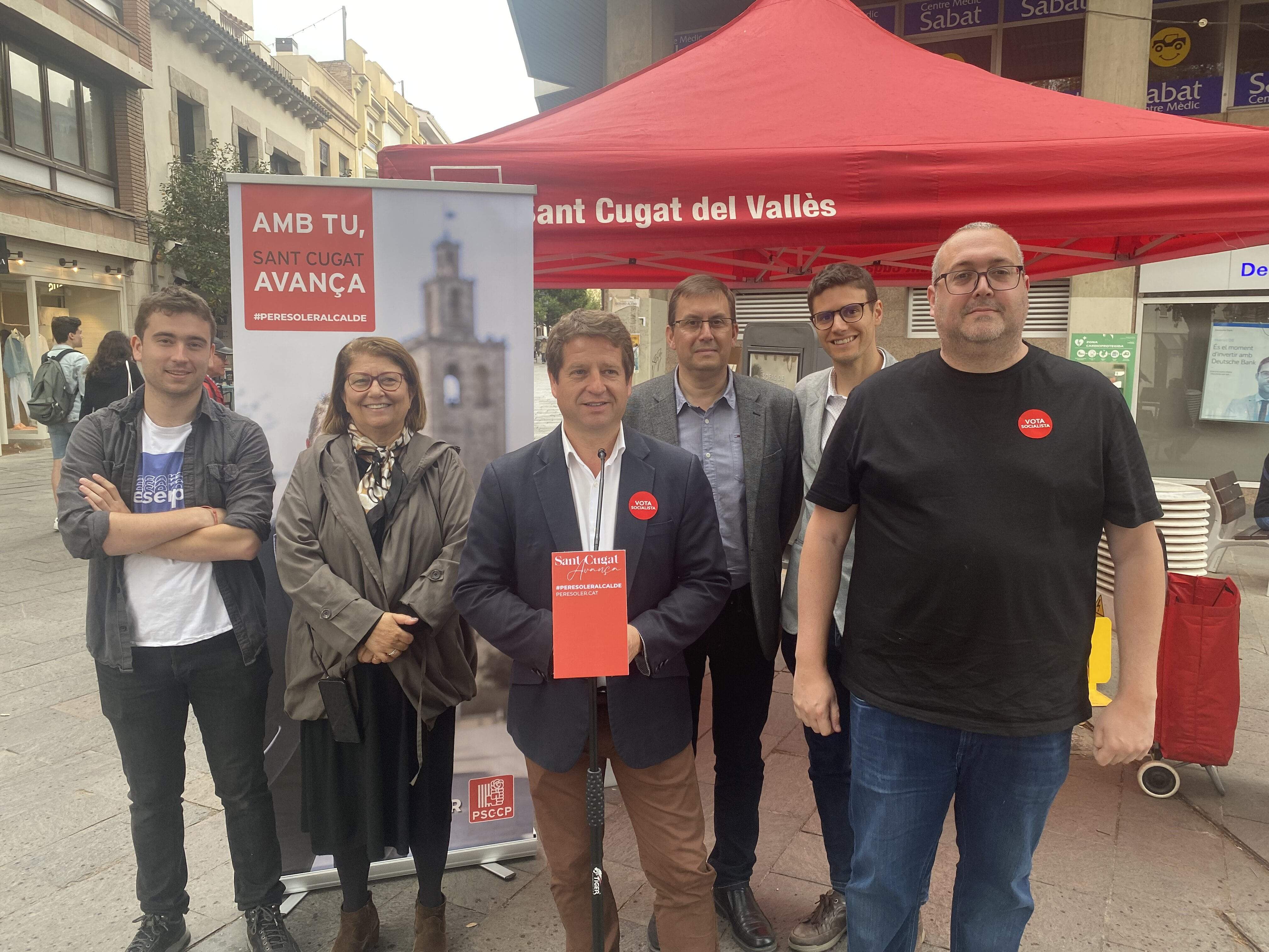 Pere Soler i membres del PSC a la seva carpa a la plaça dels Quatre Cantons. FOTO: Jan Romaní