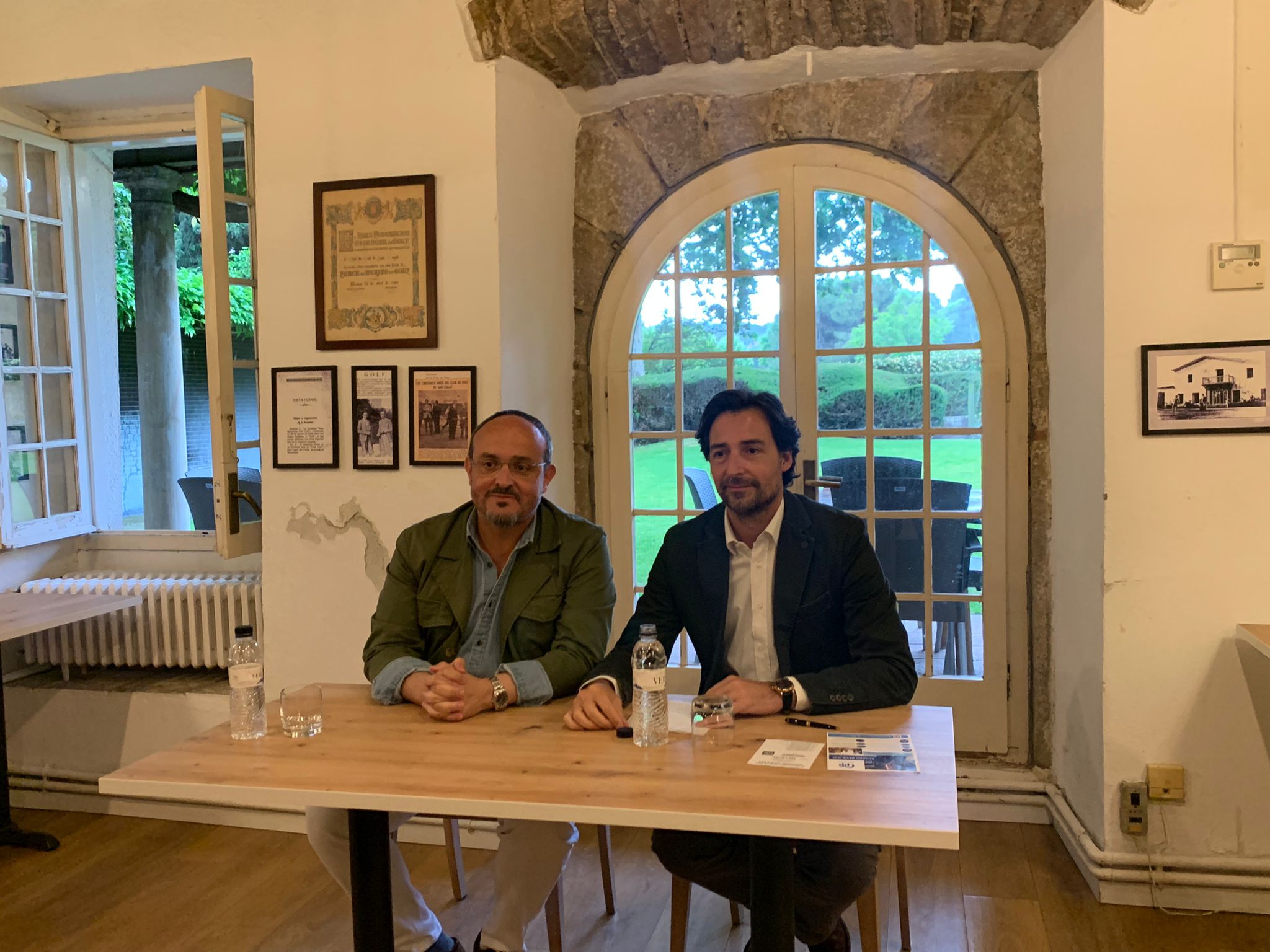 El president del PP a Catalunya, Alejandro Fernández (esquerra), i l'alcaldable del PP Sant Cugat, Álvaro Benejam (dreta), en el Golf Sant Cugat. FOTO: Nielo Ballart