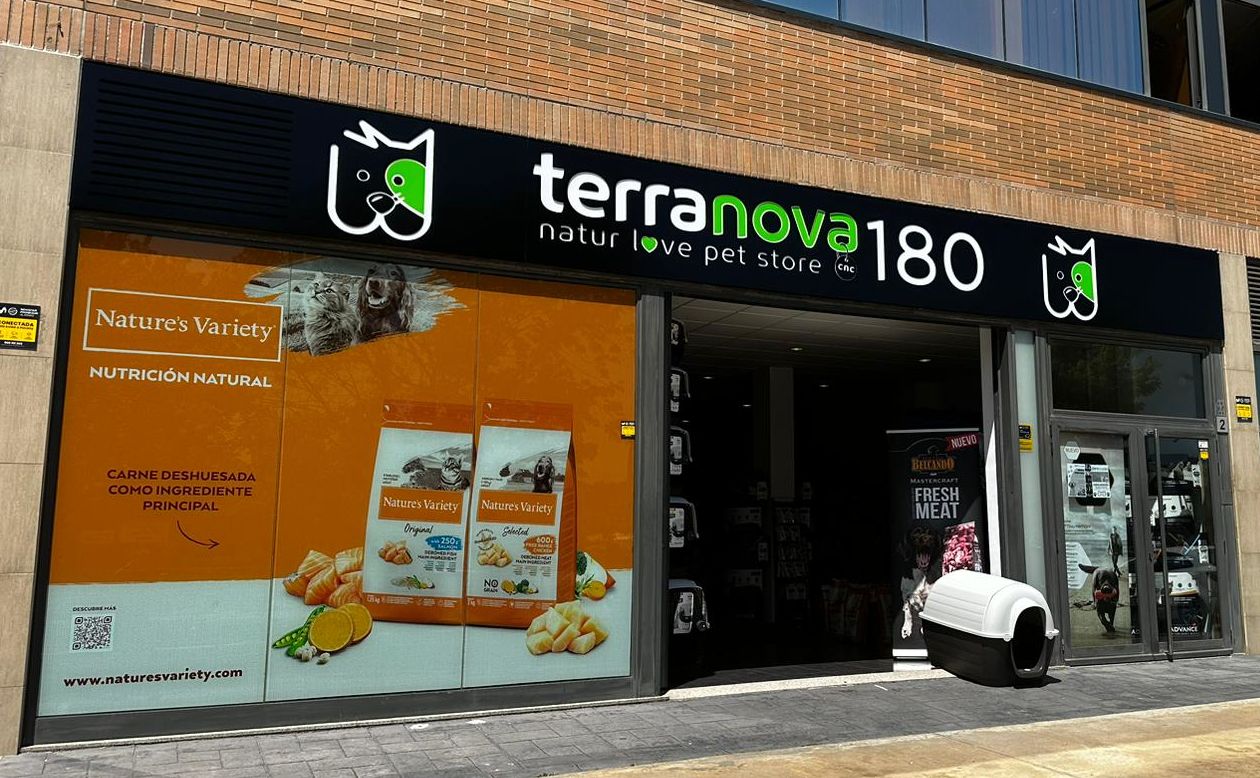 Façana de la botiga d'animals i alimentació natural de Sant Cugat, Terranova CNC. FOTO: Cedida