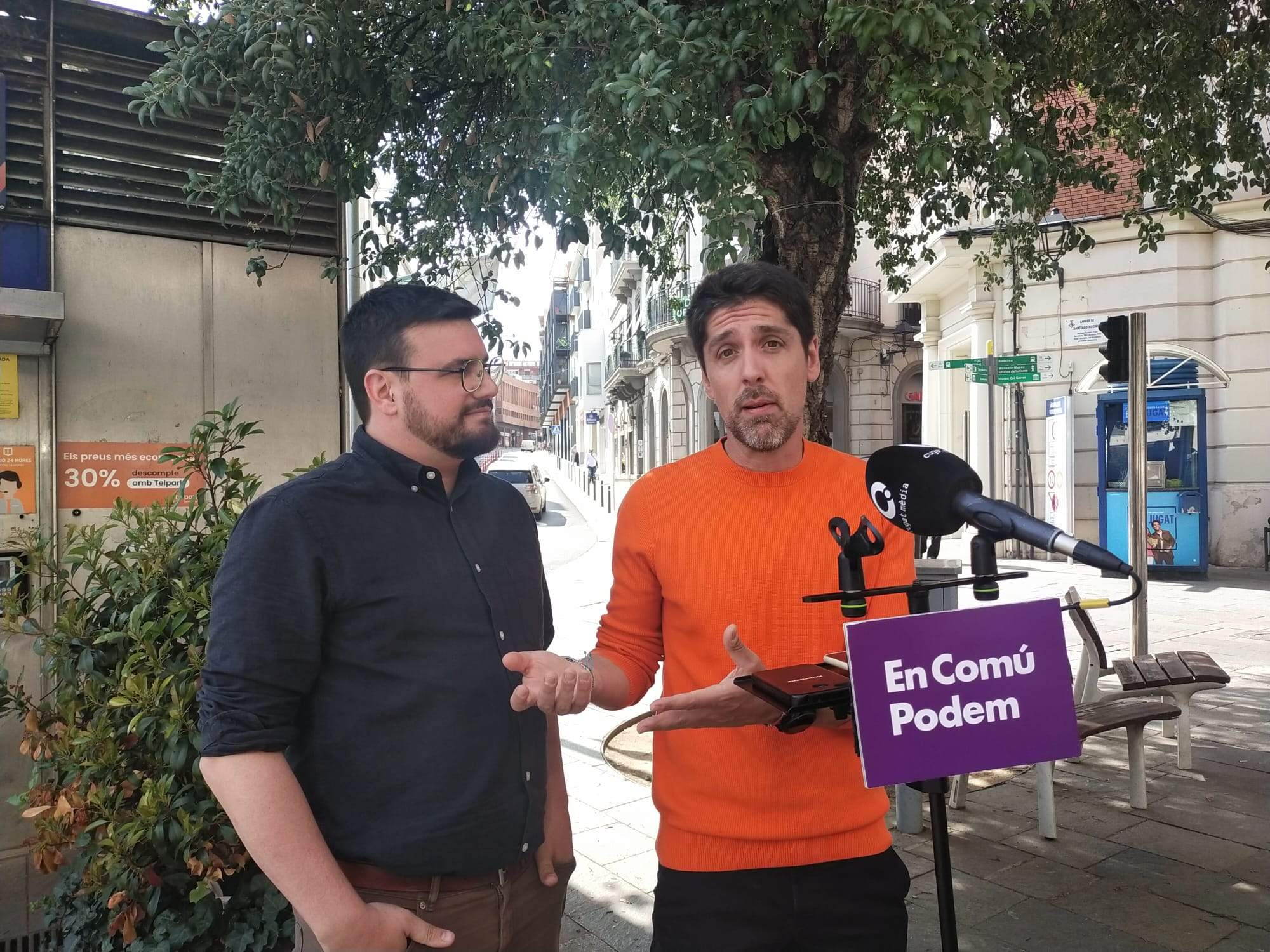 L'alcaldable d'En Comú Podem Sant Cugat, Ramon Gutiérrez (esquerra), i el diputat al Parlament David Cid (dreta), en una roda de premsa sobre mobilitat. FOTO: Nielo Ballart