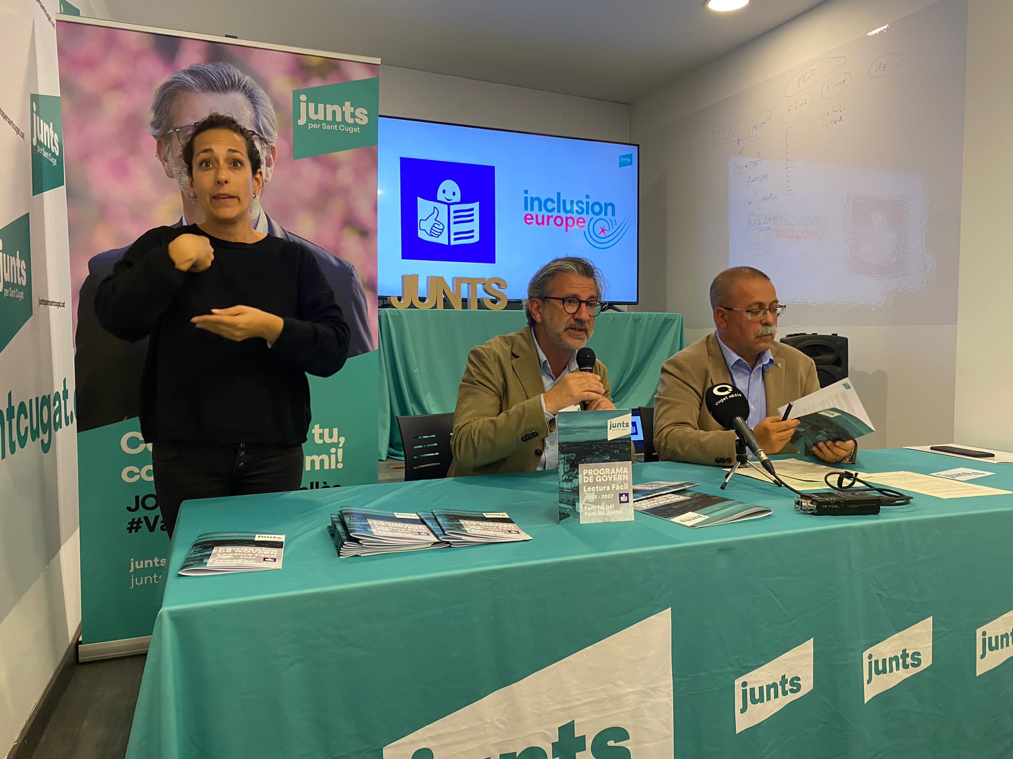 Josep Maria Vallès i Ferran Felius, durant la roda de premsa amb intepretació de signes FOTO: TOT