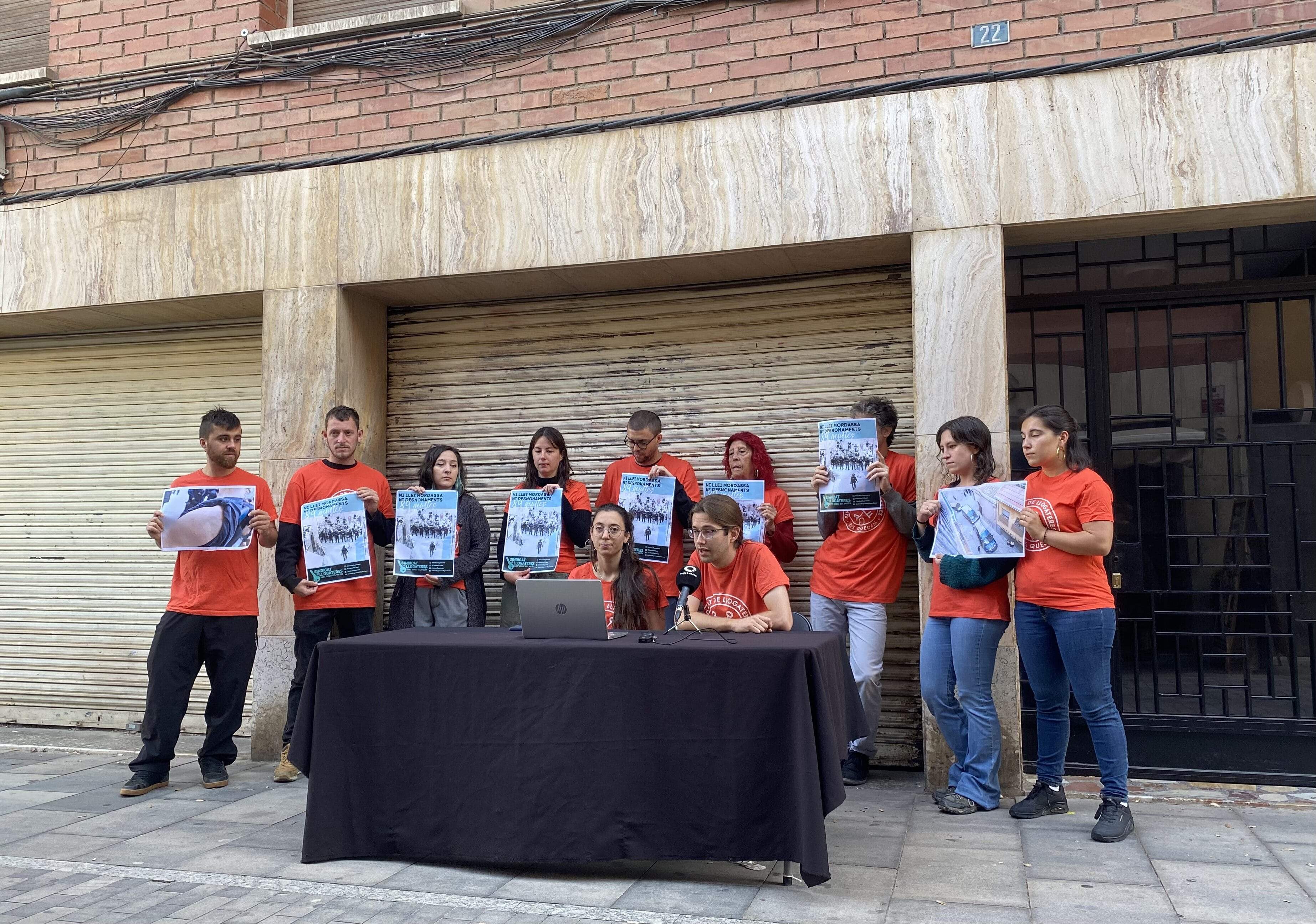 Roda de premsa del Sindicat de Llogateres davant l'edifici del desnonament del carrer de la Indústria. FOTO: Jan Romaní