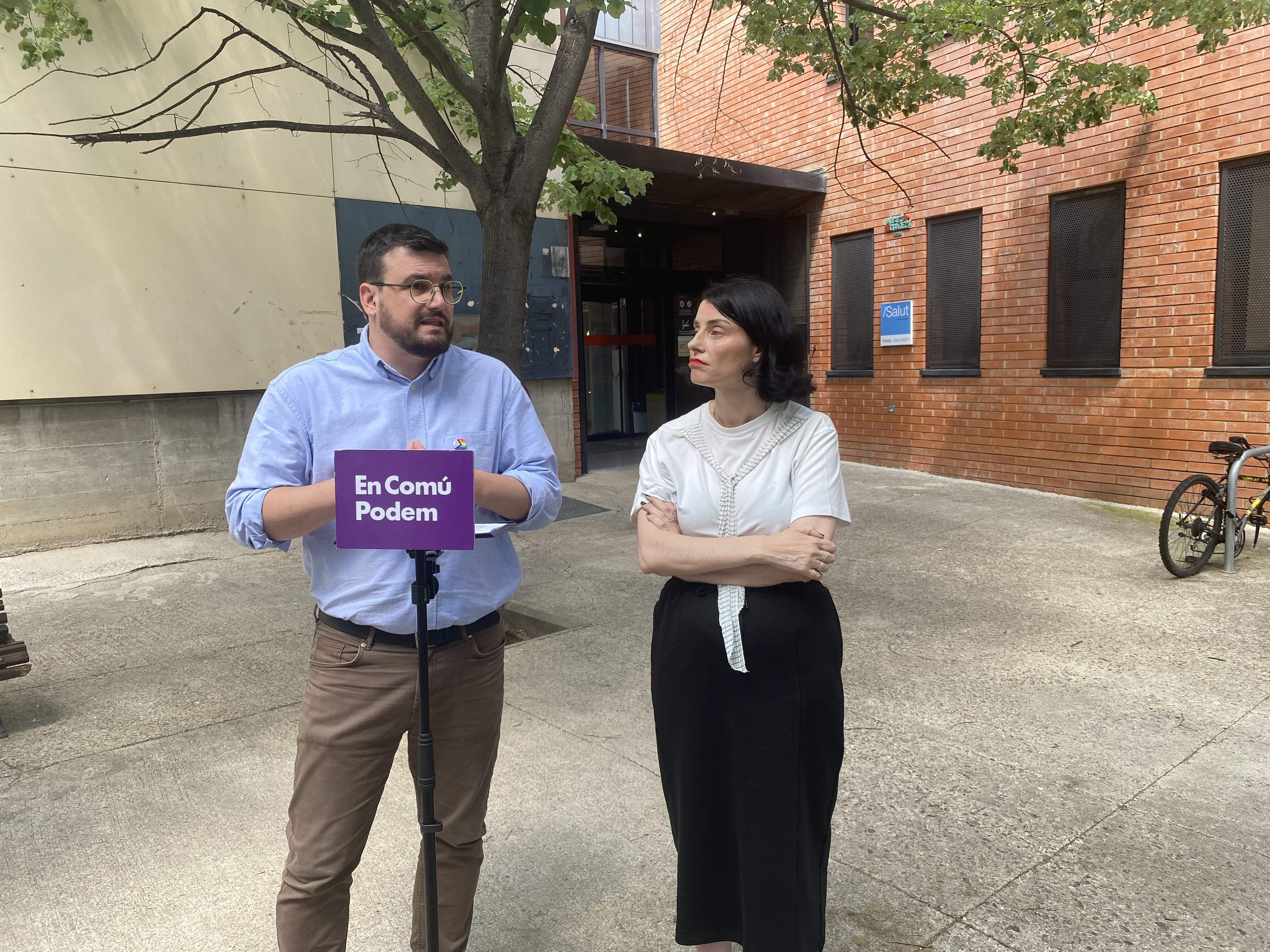 Ramon Gutiérrez i Mar García en una roda de premsa davant del CAP de Sant Cugat. FOTO: Jan Romaní