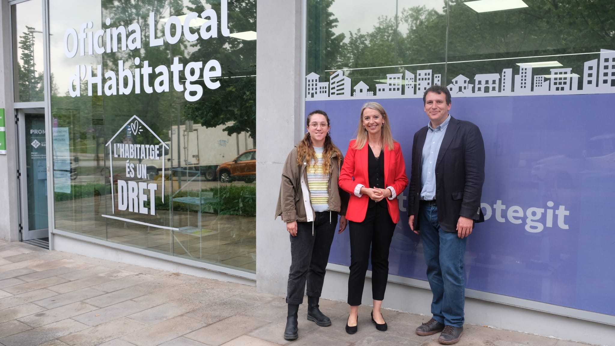 Els membres de la candidatura d'ERC Mariona Arnau, Mireia Ingla i Francesc Duch davant l'oficina local d'habitatge. FOTO: Cedida