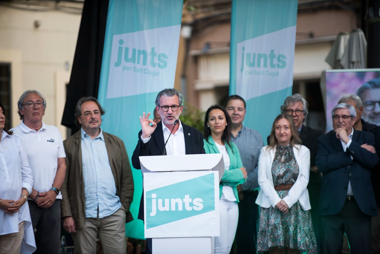 El candidat amb part de la llista electoral FOTO: Bernat Millet 