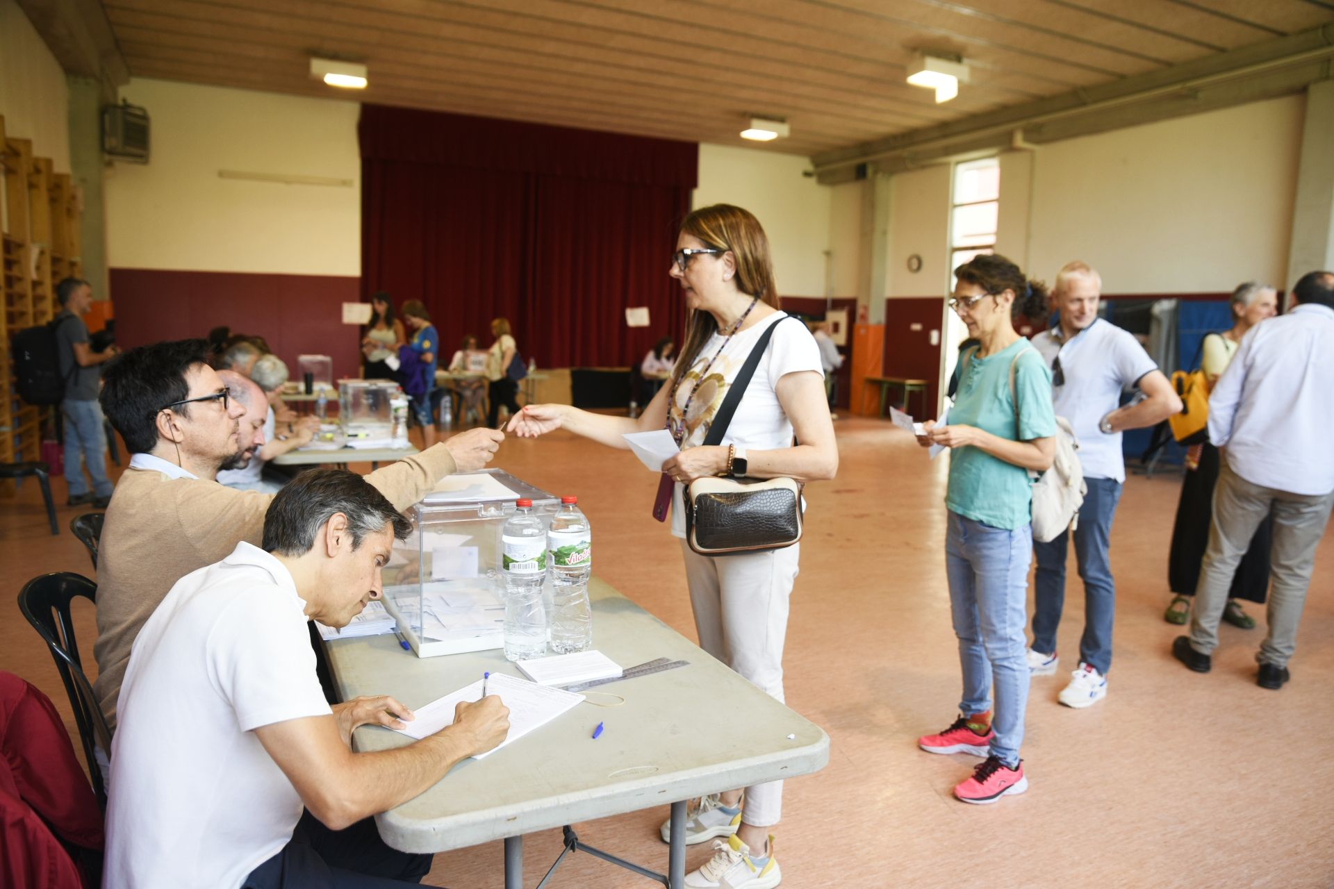 Els santcugatencs s'apropen als col·legis corresponents per votar a les eleccions municipals 2023. Foto: Bernat Millet
