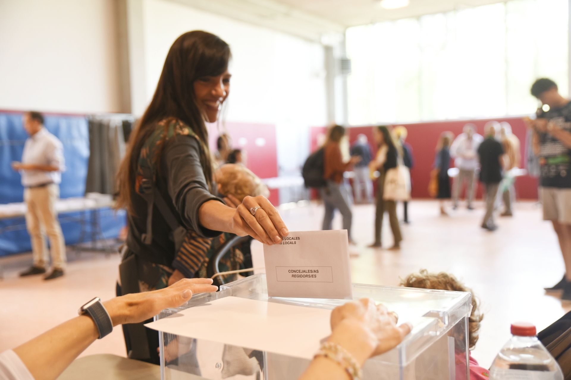 Els santcugatencs s'apropen als col·legis corresponents per votar a les eleccions municipals 2023. Foto: Bernat Millet