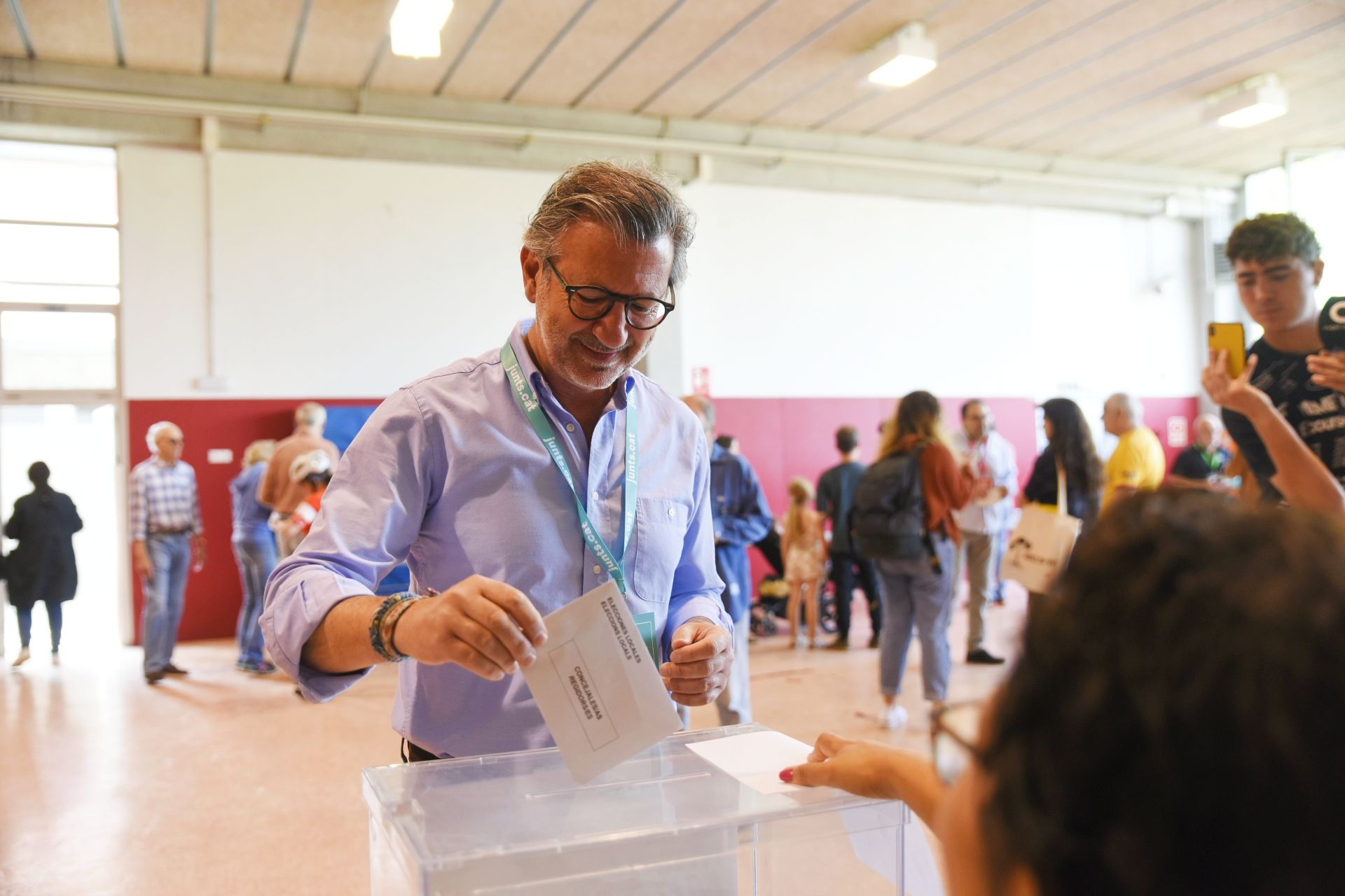 L'alcaldable de Junts, Josep Maria Vallès, votant. FOTO: Bernat Millet
