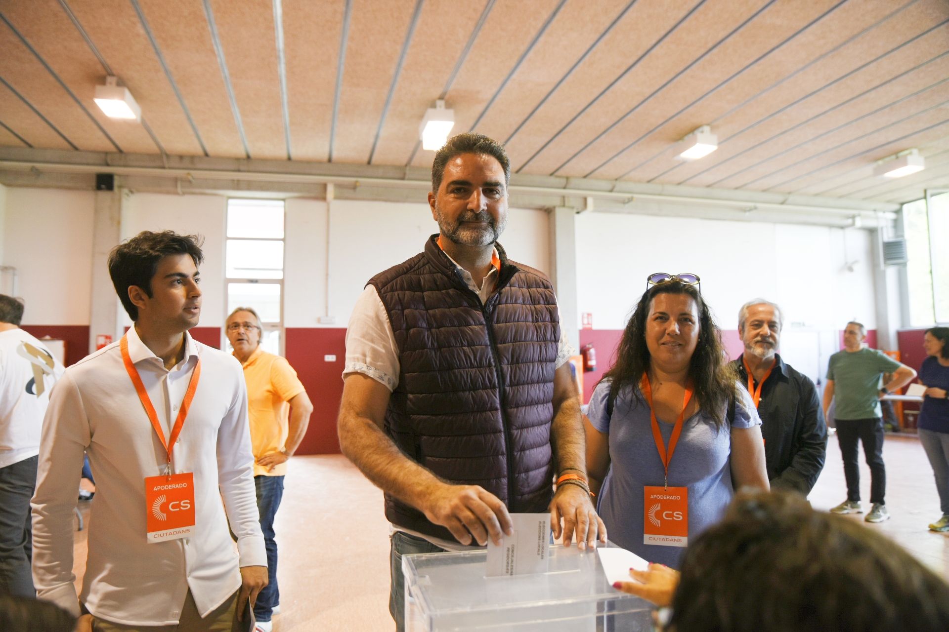 L'alcaldable de Ciutadans, Aldo Ciprian, votant. FOTO: Bernat Millet