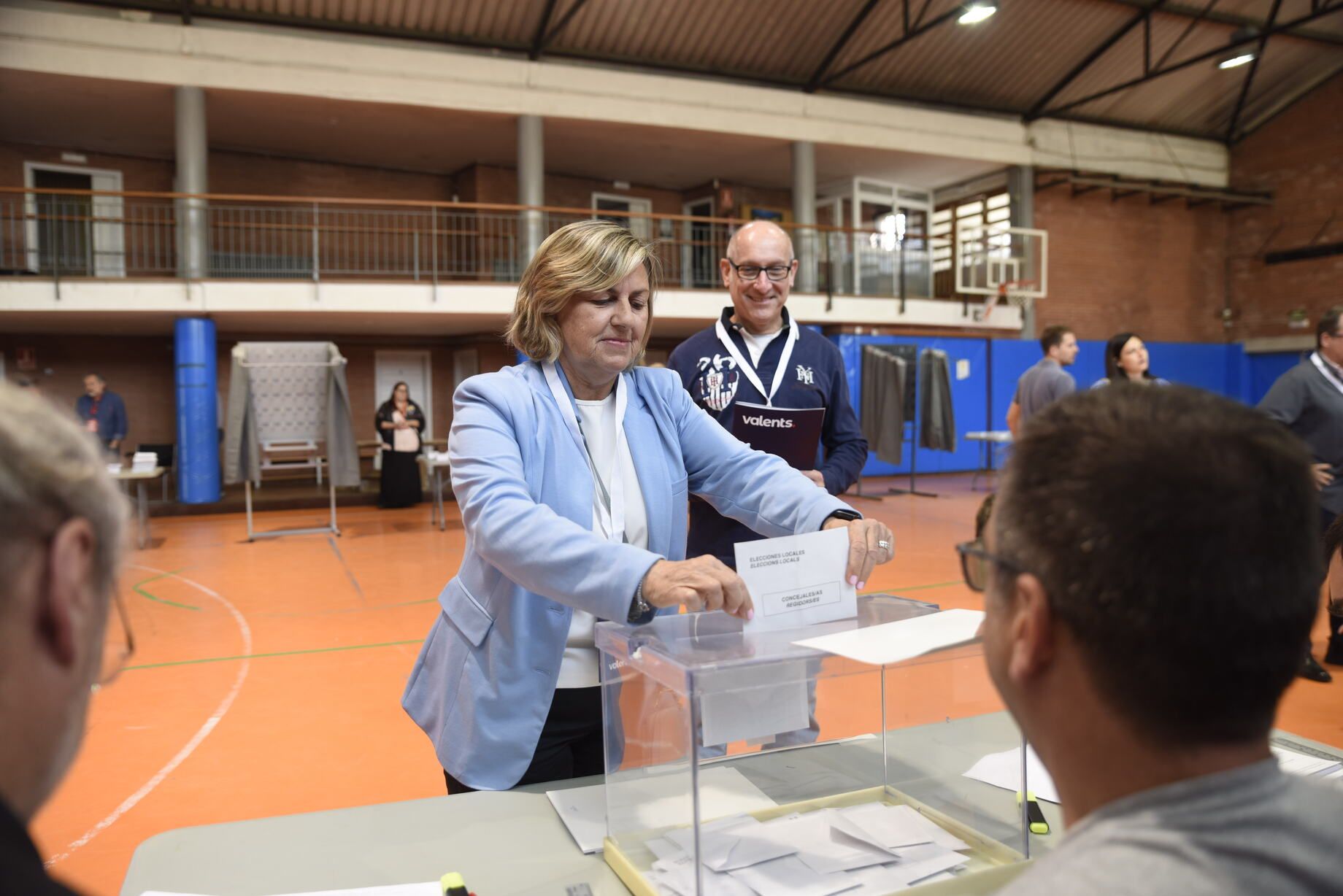 L'alcaldable de Valents, Sílvia Tusell, votant. FOTO: Bernat Millet