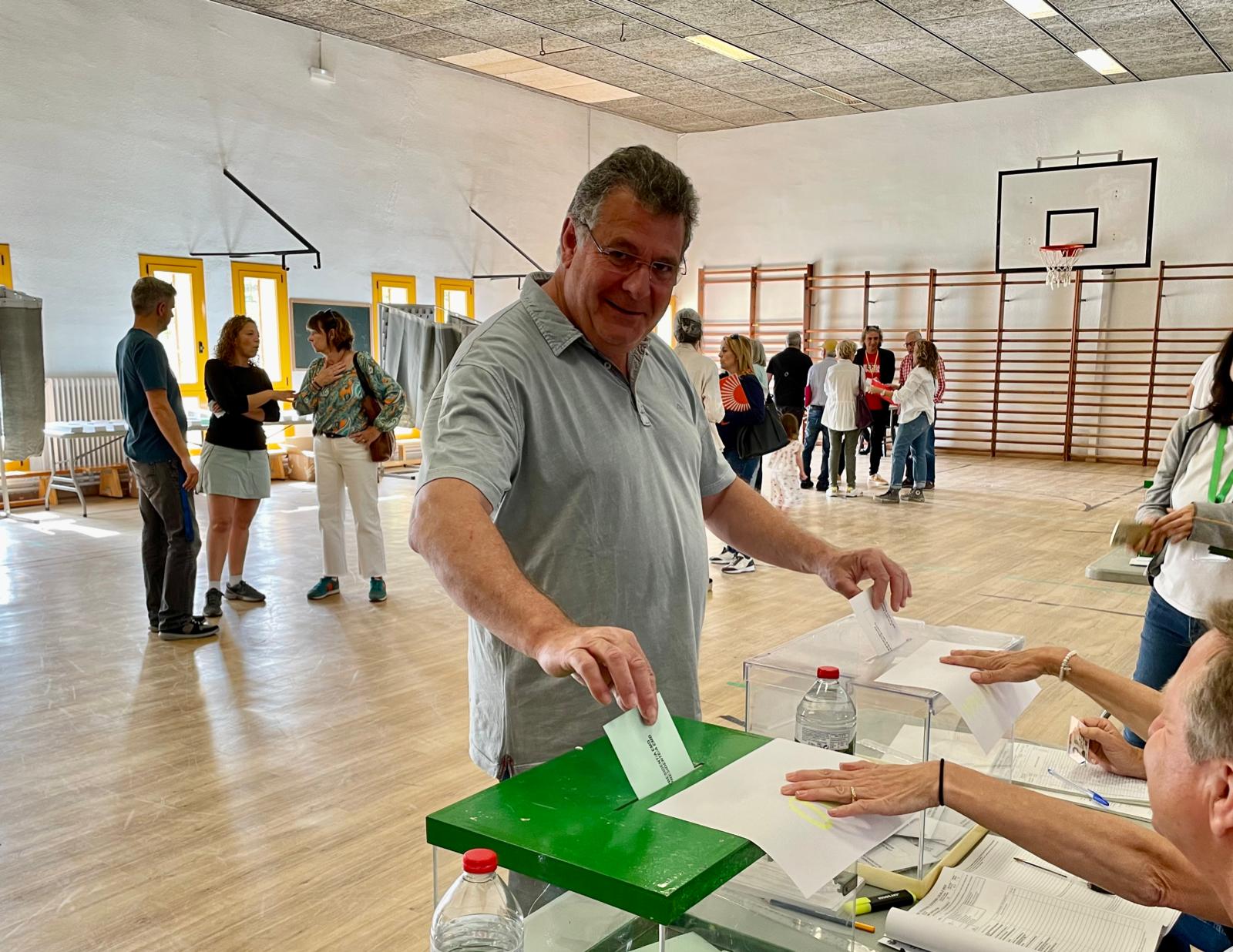 L'actual president Josep Maria Puig de l'EMD de Valldoreix, votant. FOTO: Bernat Millet