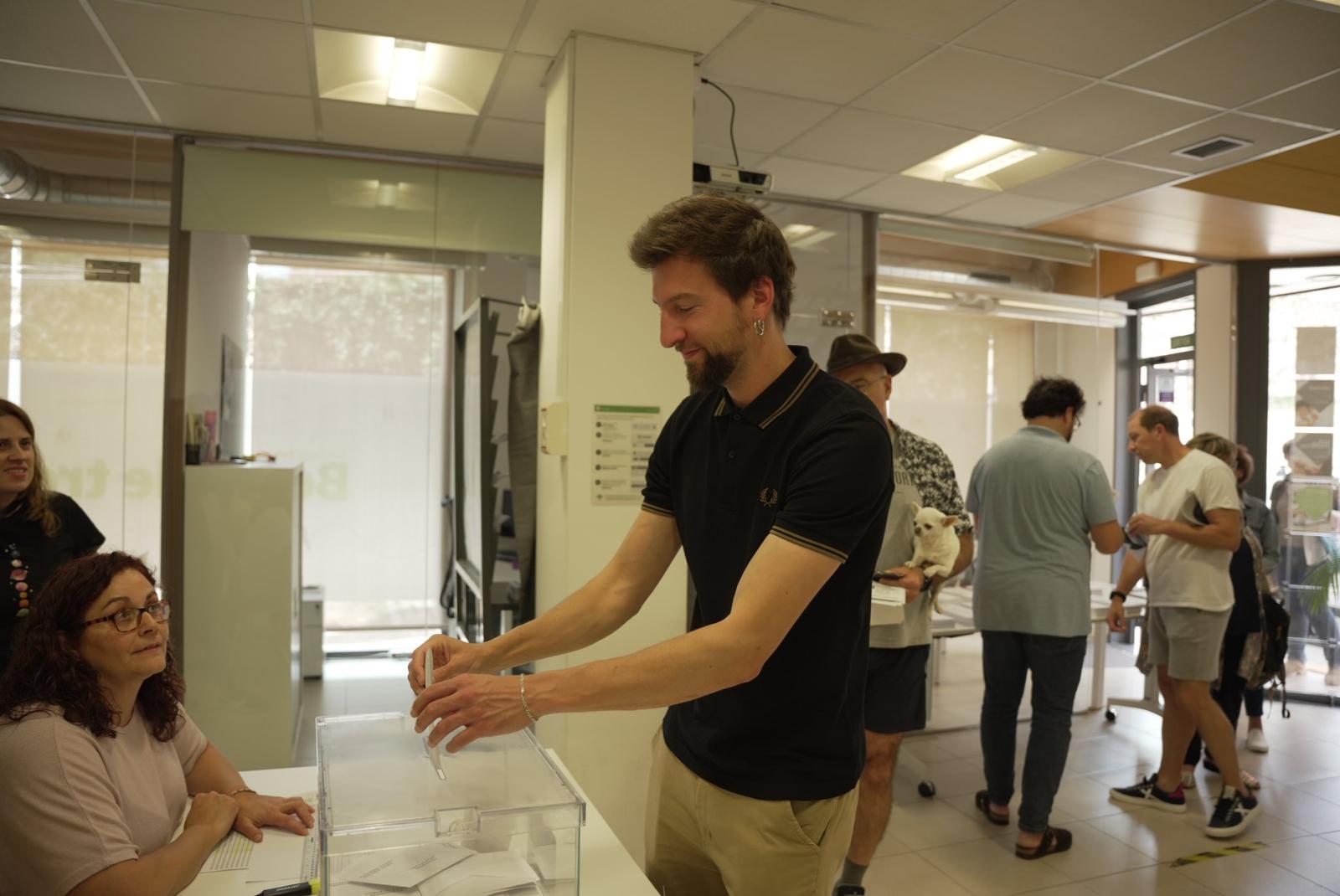 L'alcaldable de la CUP, Marco Simarro, votant. FOTO: Bernat Millet