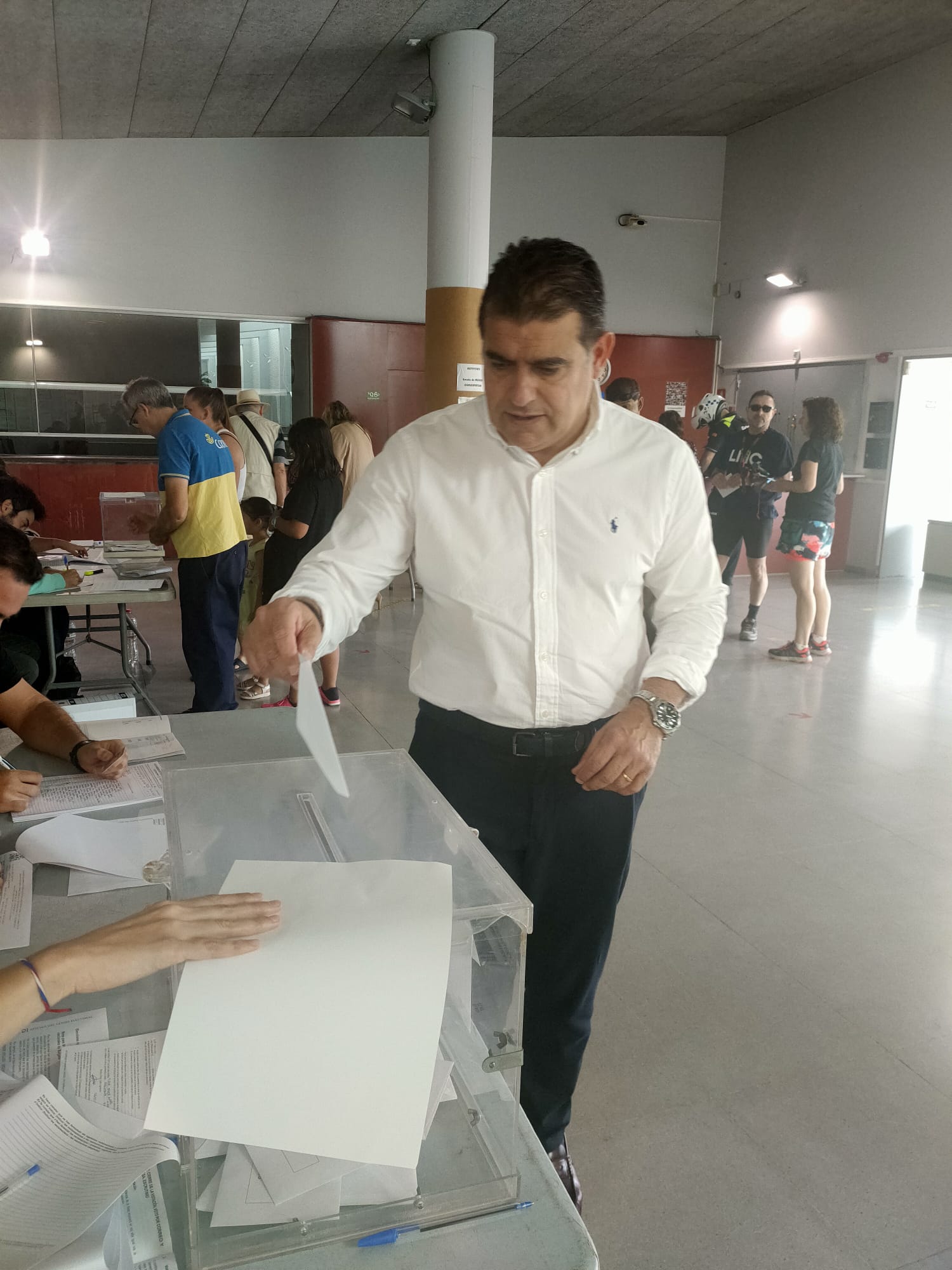 L'alcaldable de FNC, Lluís Fernàndez Alá, votant. FOTO: Bernat Millet
