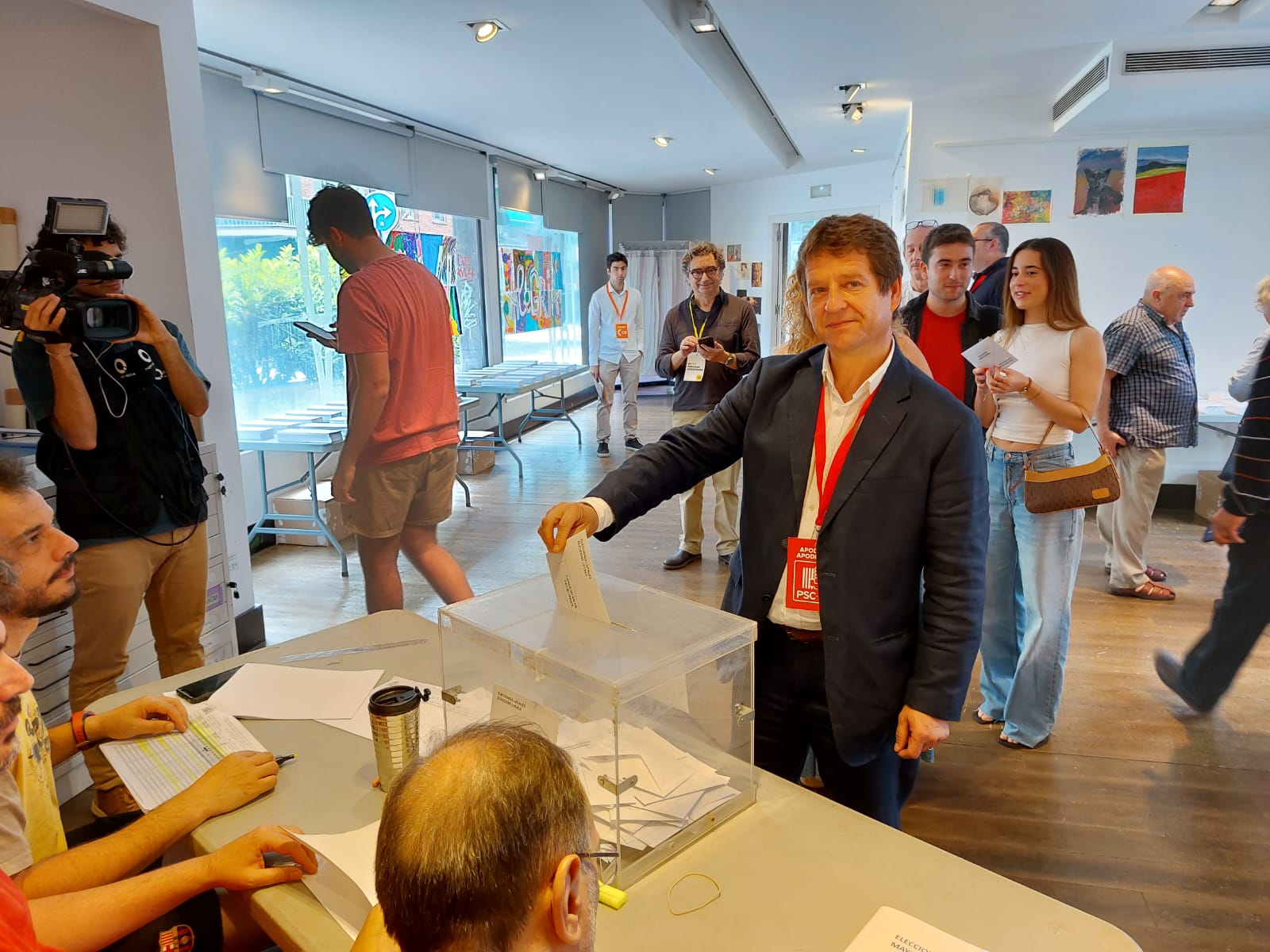 L'alcaldable de PSC, Pere Soler, votant. FOTO: Bernat Millet
